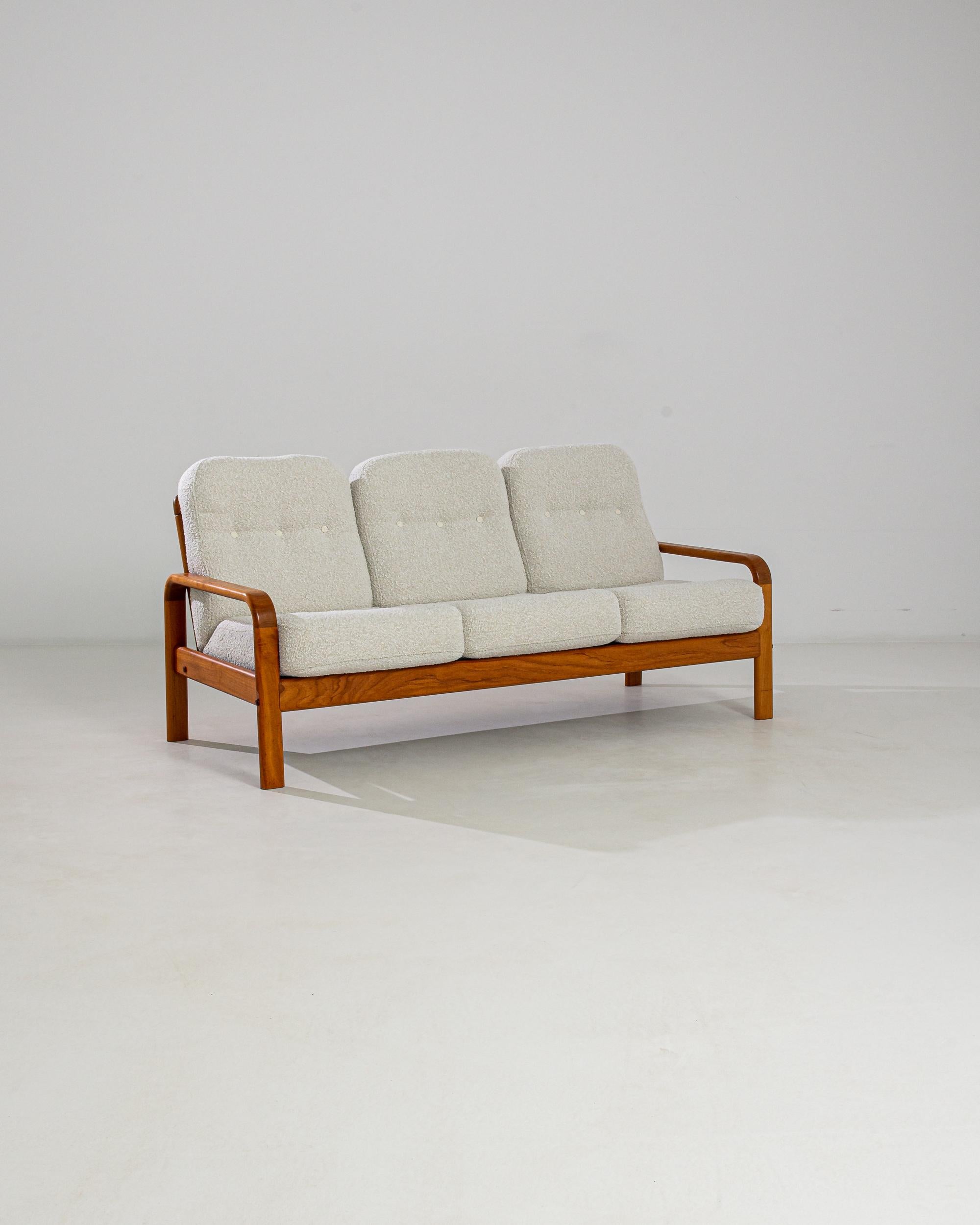 Gönnen Sie sich mit diesem exquisiten dänischen Teakholzsofa von Juul Kristensen aus den 1960er Jahren den Inbegriff von Raffinesse aus der Mitte des Jahrhunderts. Dieses mit viel Liebe zum Detail gefertigte Sofa zeigt die zeitlose Eleganz des
