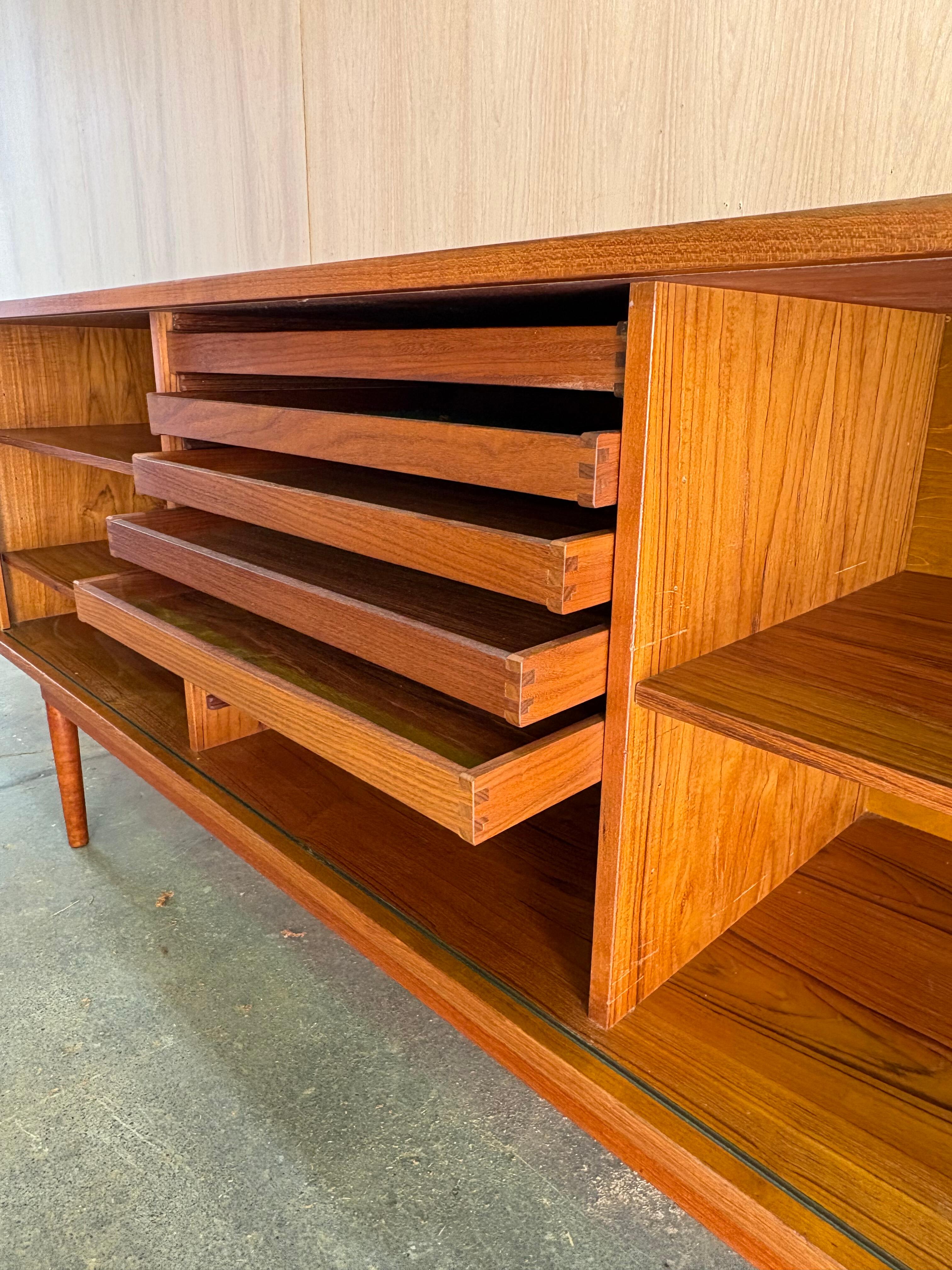 Aparador credenza de teca danesa de los años 60, de Peter Lovig Nielsen en Excelente estado para la venta en Victoria, BC