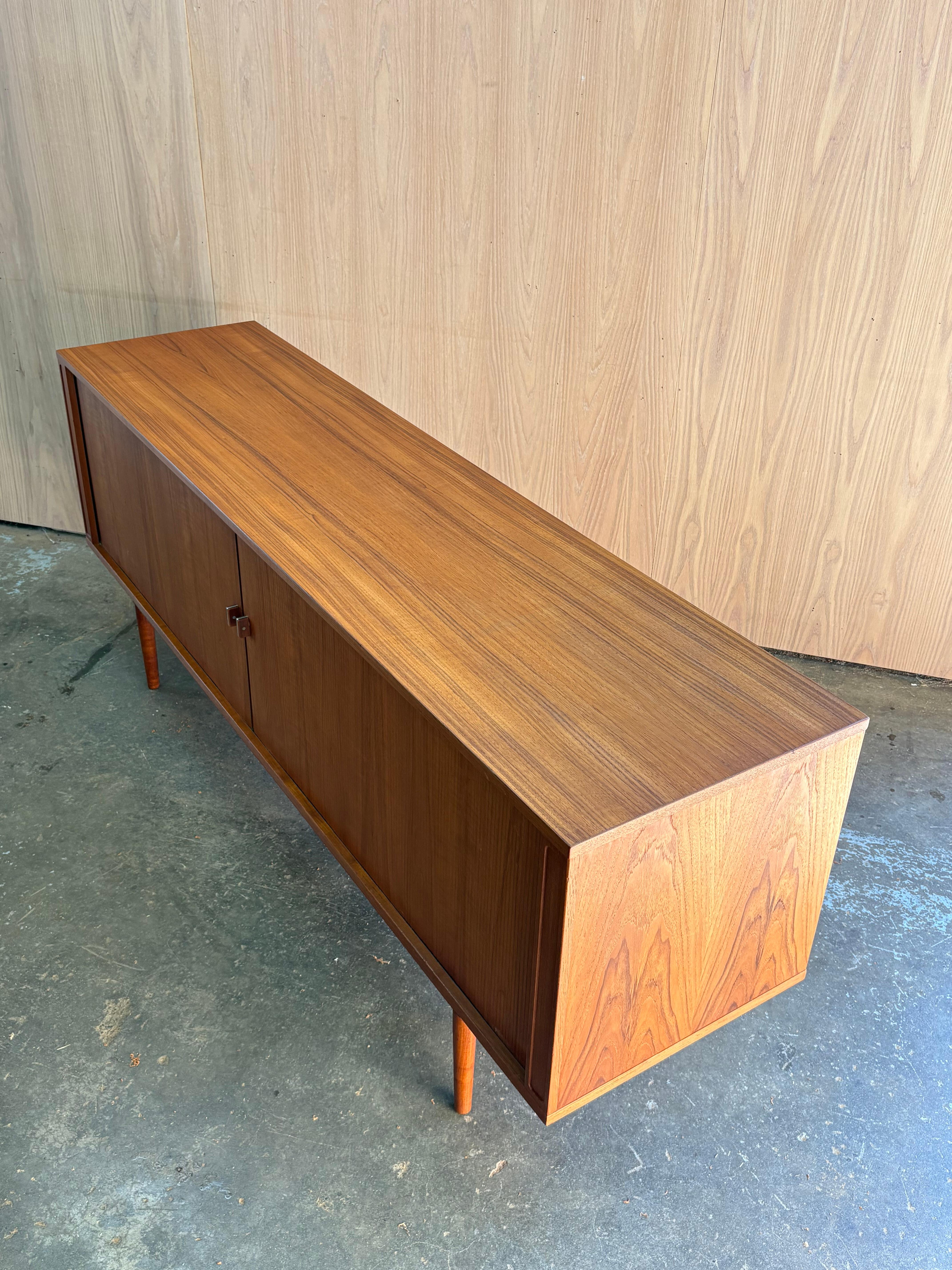 Aparador credenza de teca danesa de los años 60, de Peter Lovig Nielsen Teca en venta