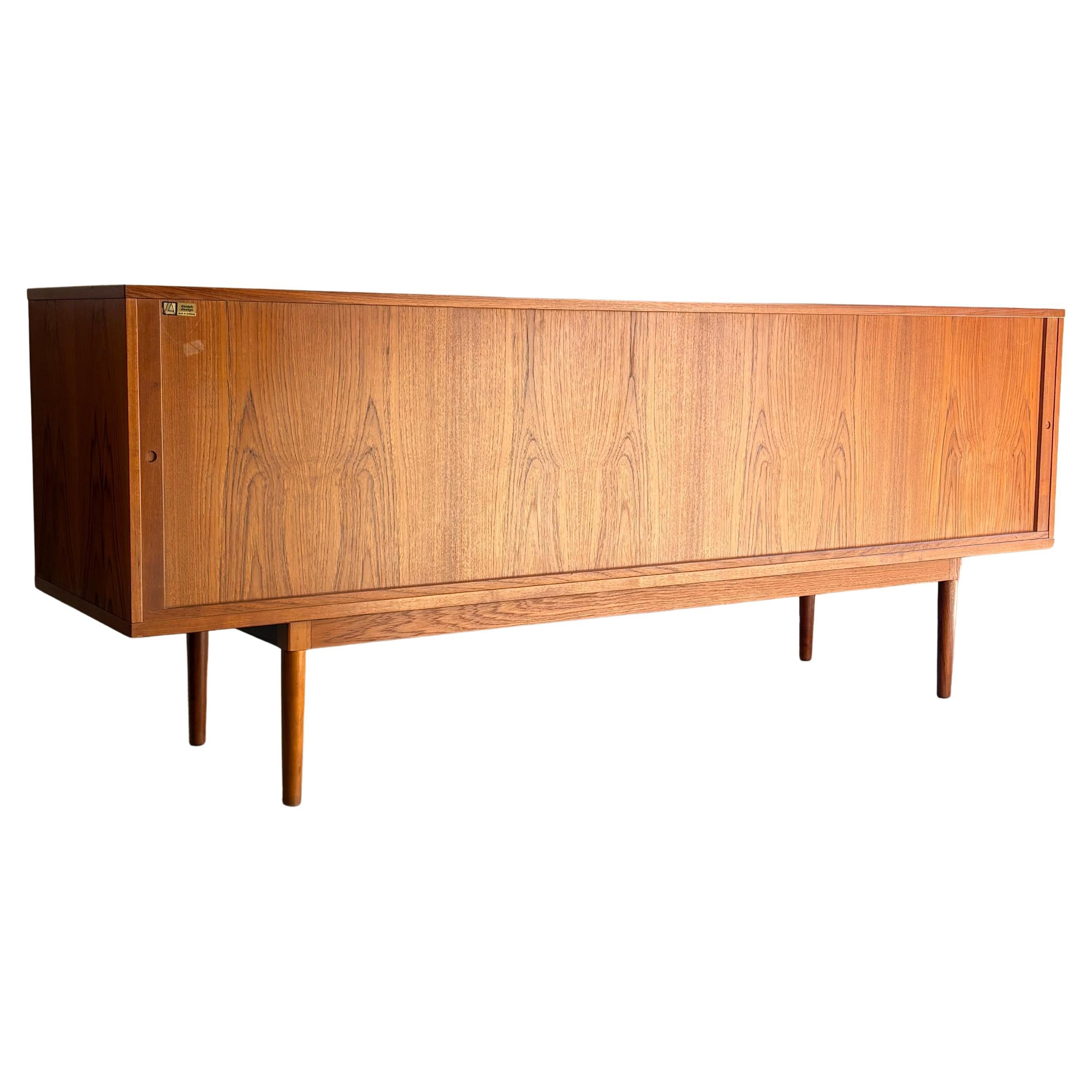 1960er Jahre Dänisches Teakholz Tambour Kredenz Sideboard von Peter Lovig Nielsen