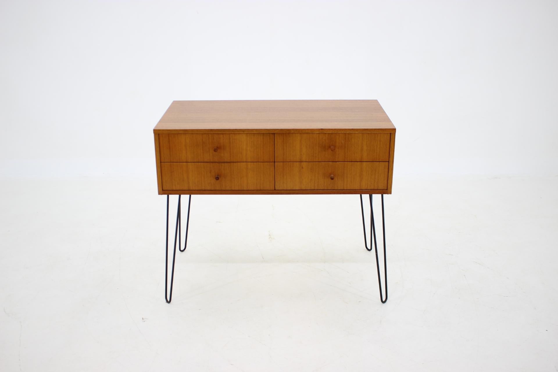 Mid-Century moderno Cassettiera danese del 1960 in teak riciclato in vendita