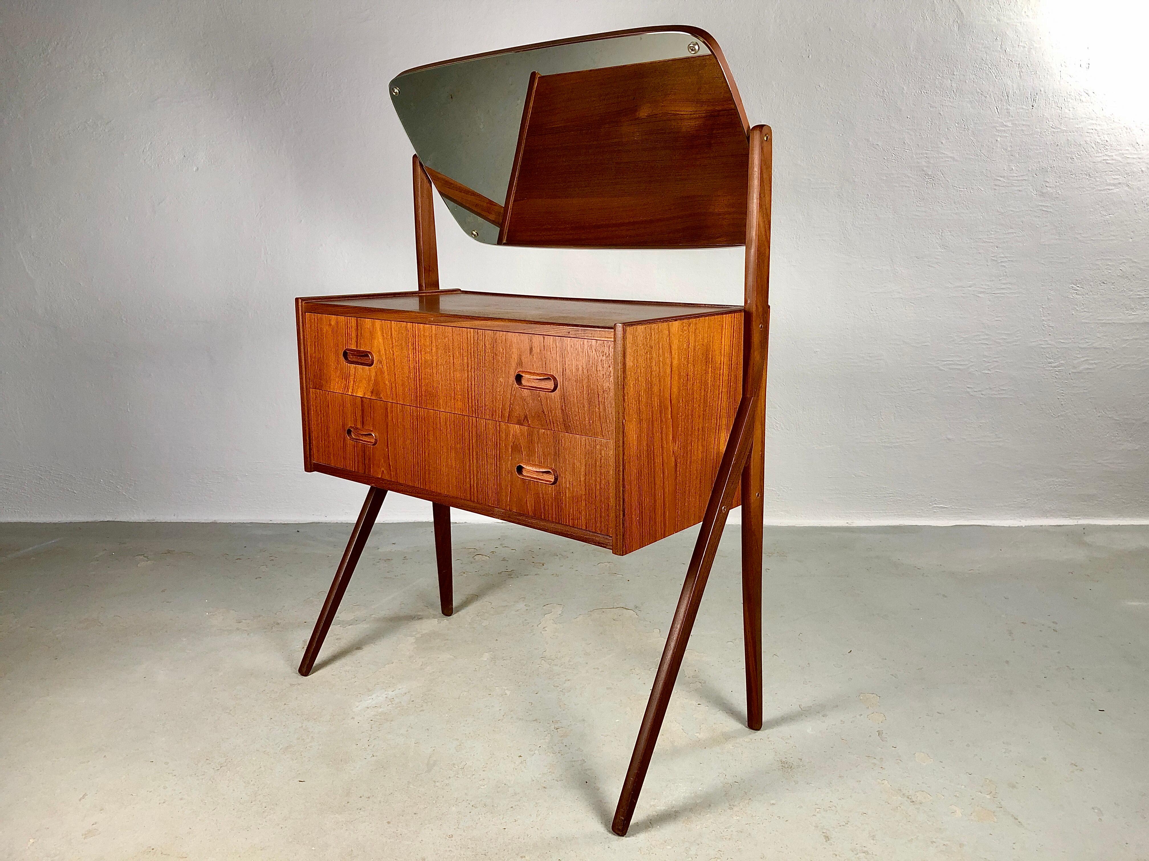 1960s Restored Danish Teak Dressing - Vanity Table In Good Condition For Sale In Knebel, DK