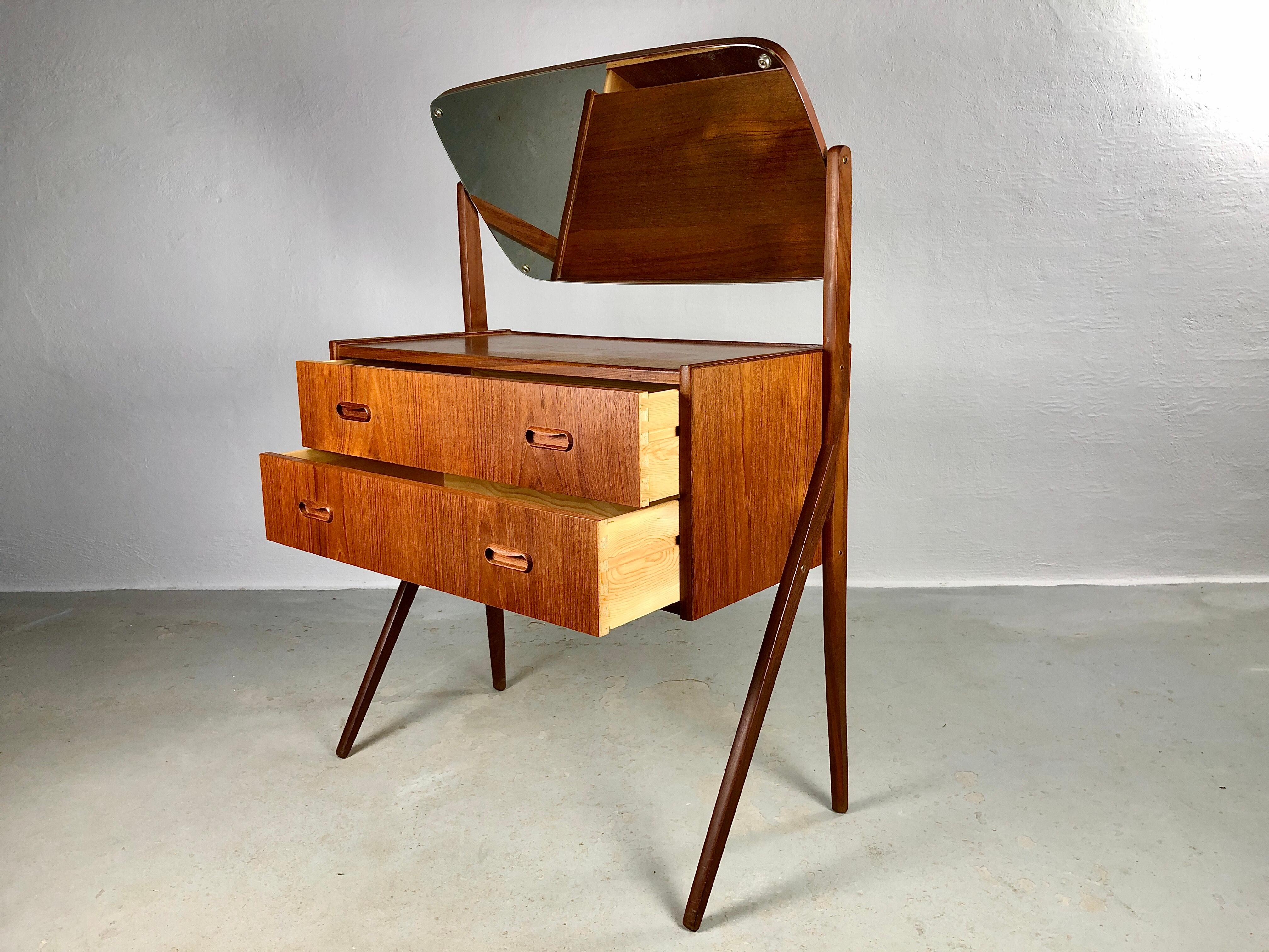 Mid-20th Century 1960s Restored Danish Teak Dressing - Vanity Table For Sale