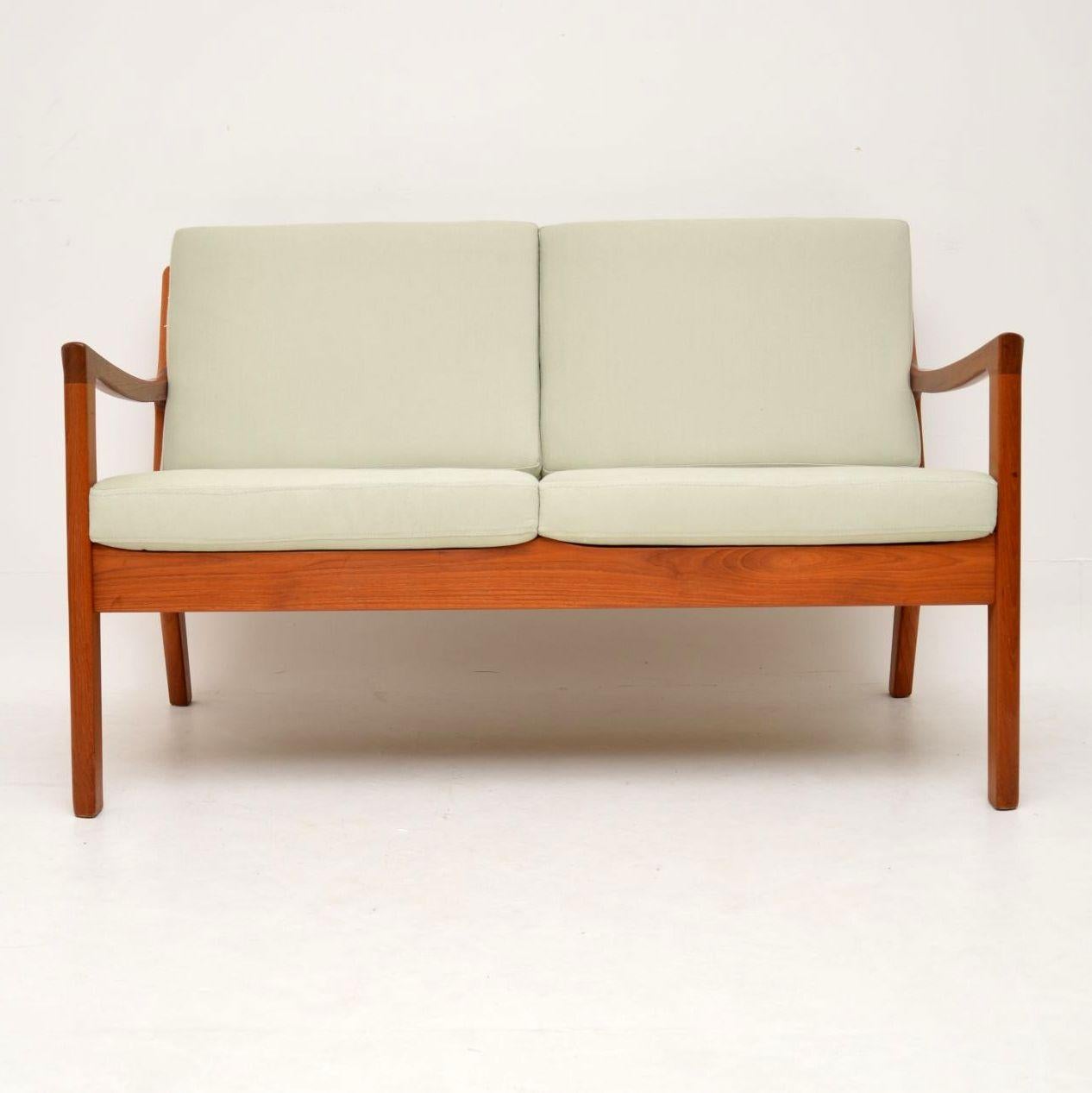 Dieses atemberaubende dänische Sofa aus massivem Teakholz trägt den Namen 