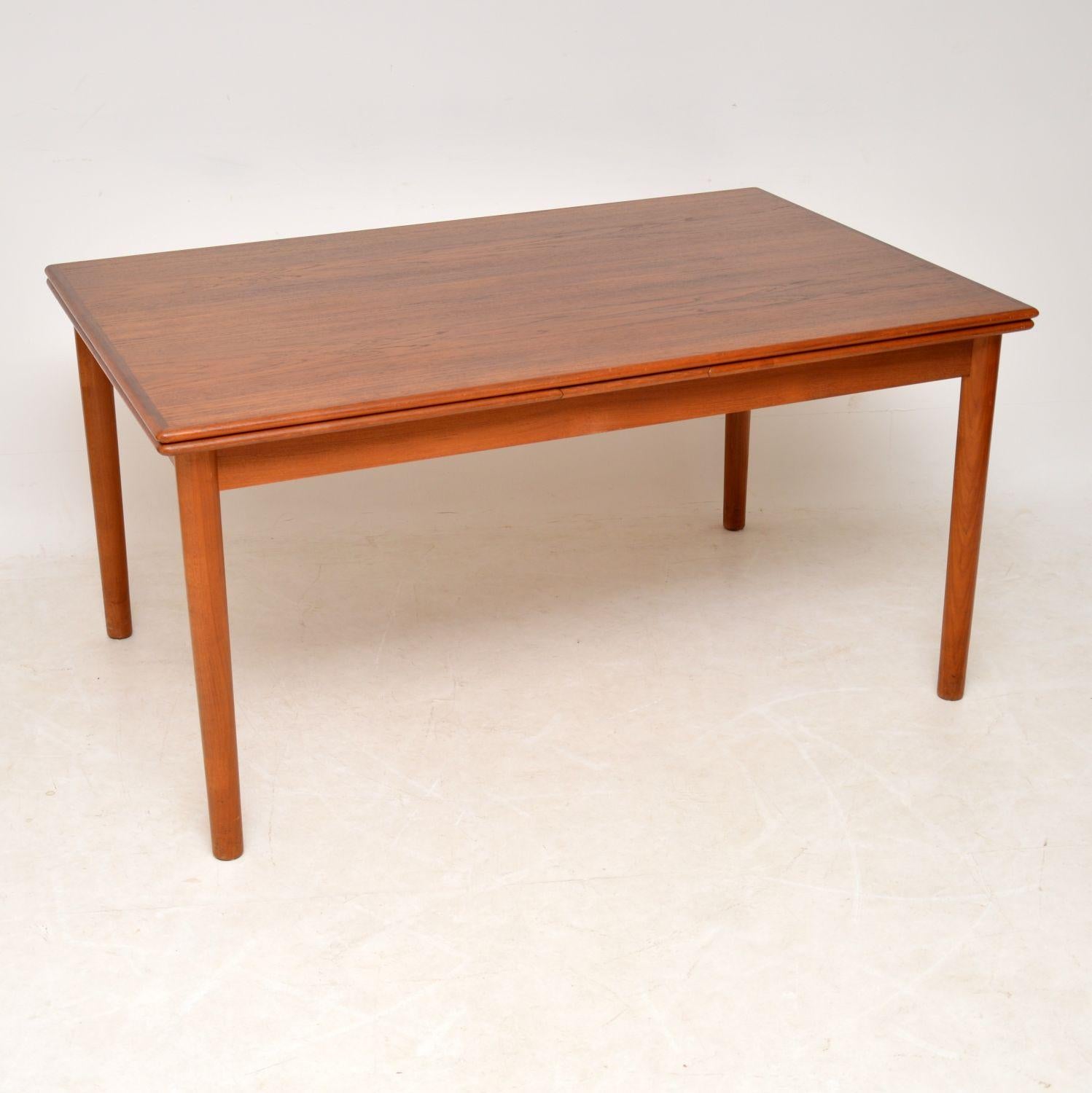 A beautiful and top quality vintage Danish extending dining table in teak, dating from the 1960s-1970s. This is really well made, it has two drawer leaves that can be pulled out to extend this to a ten-seat. It is also possible to pull out /