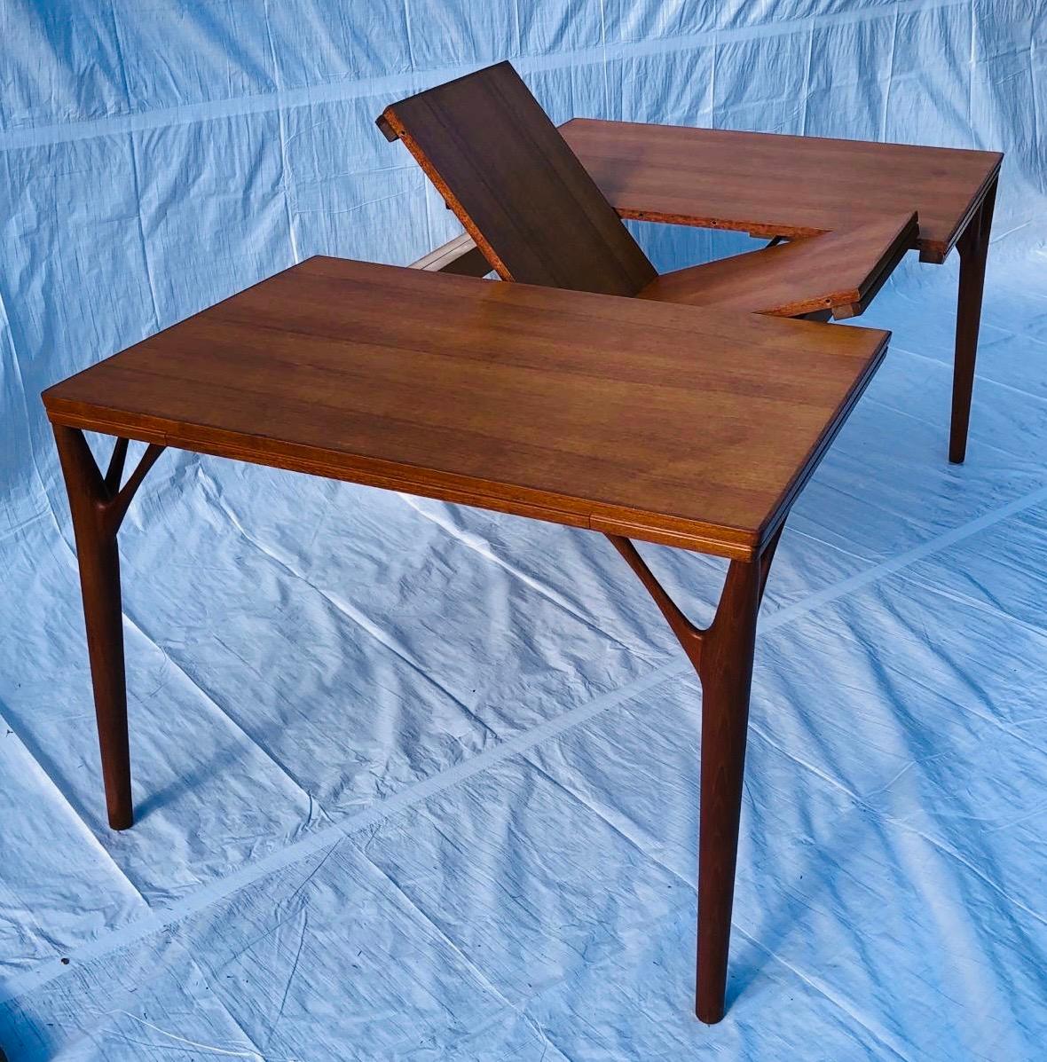 1960s Danish Teak Willy Sigh 'Tree Leg' Dining Table Model 180 by H Sigh & Søn  In Good Condition For Sale In London, GB