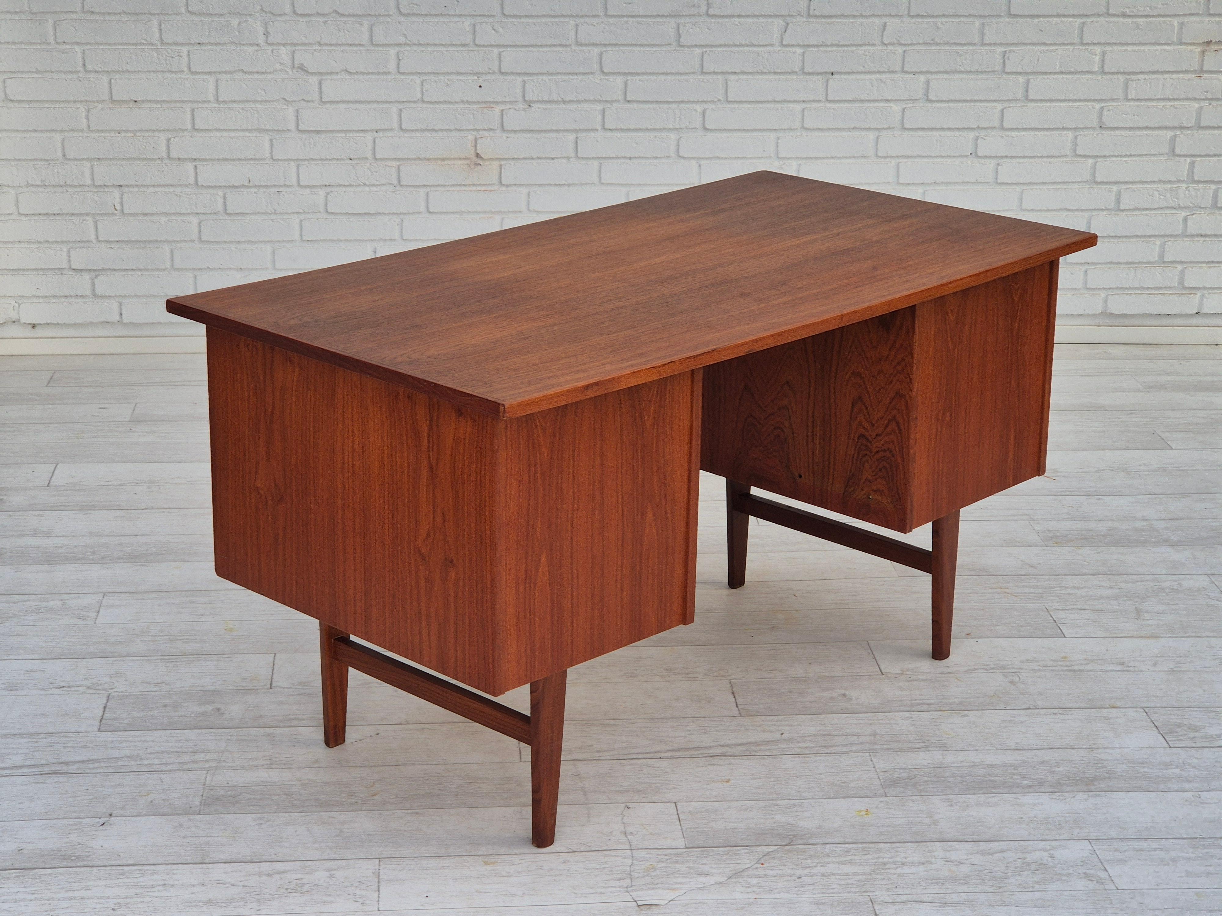 Anni '60, scrivania danese in legno di teak, cassetti, originale. in vendita 3