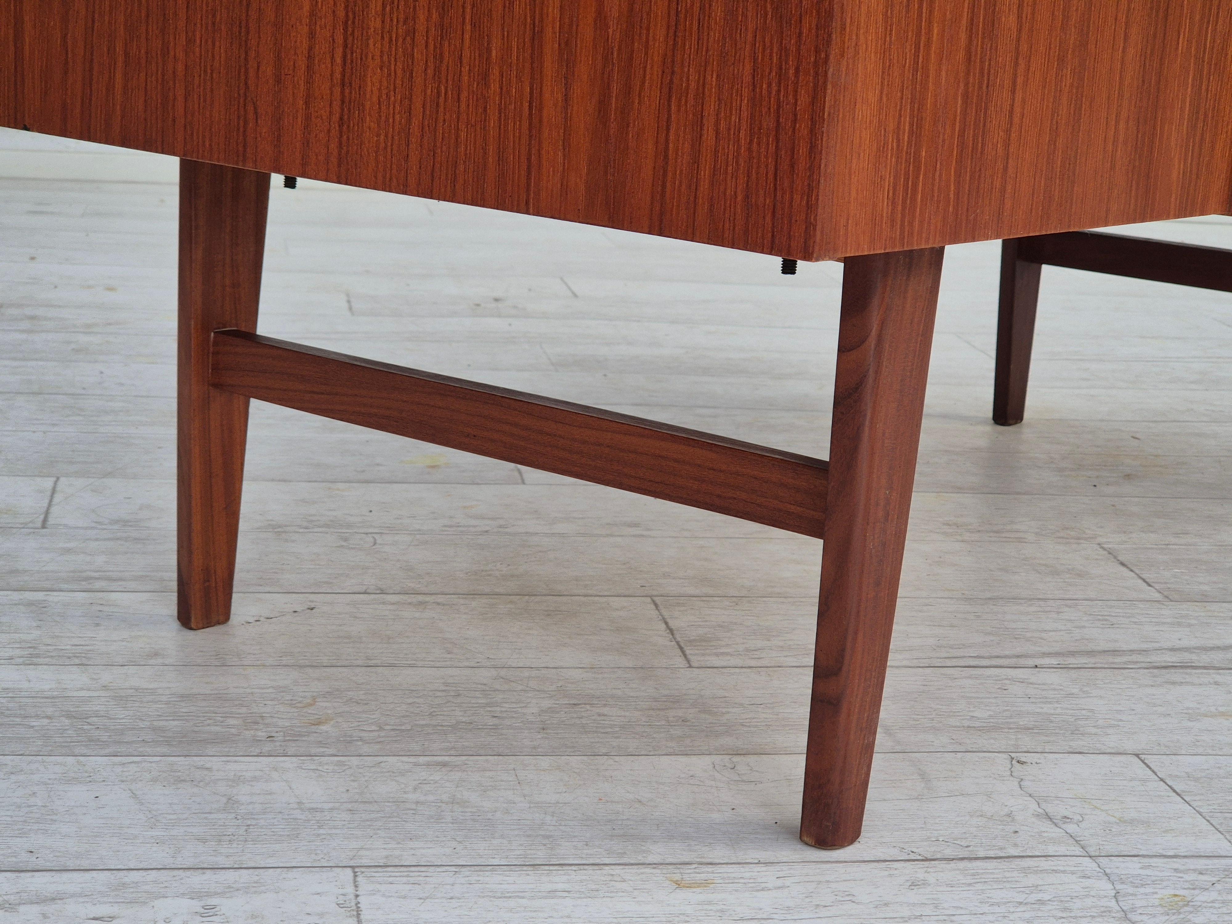 Anni '60, scrivania danese in legno di teak, cassetti, originale. in vendita 4