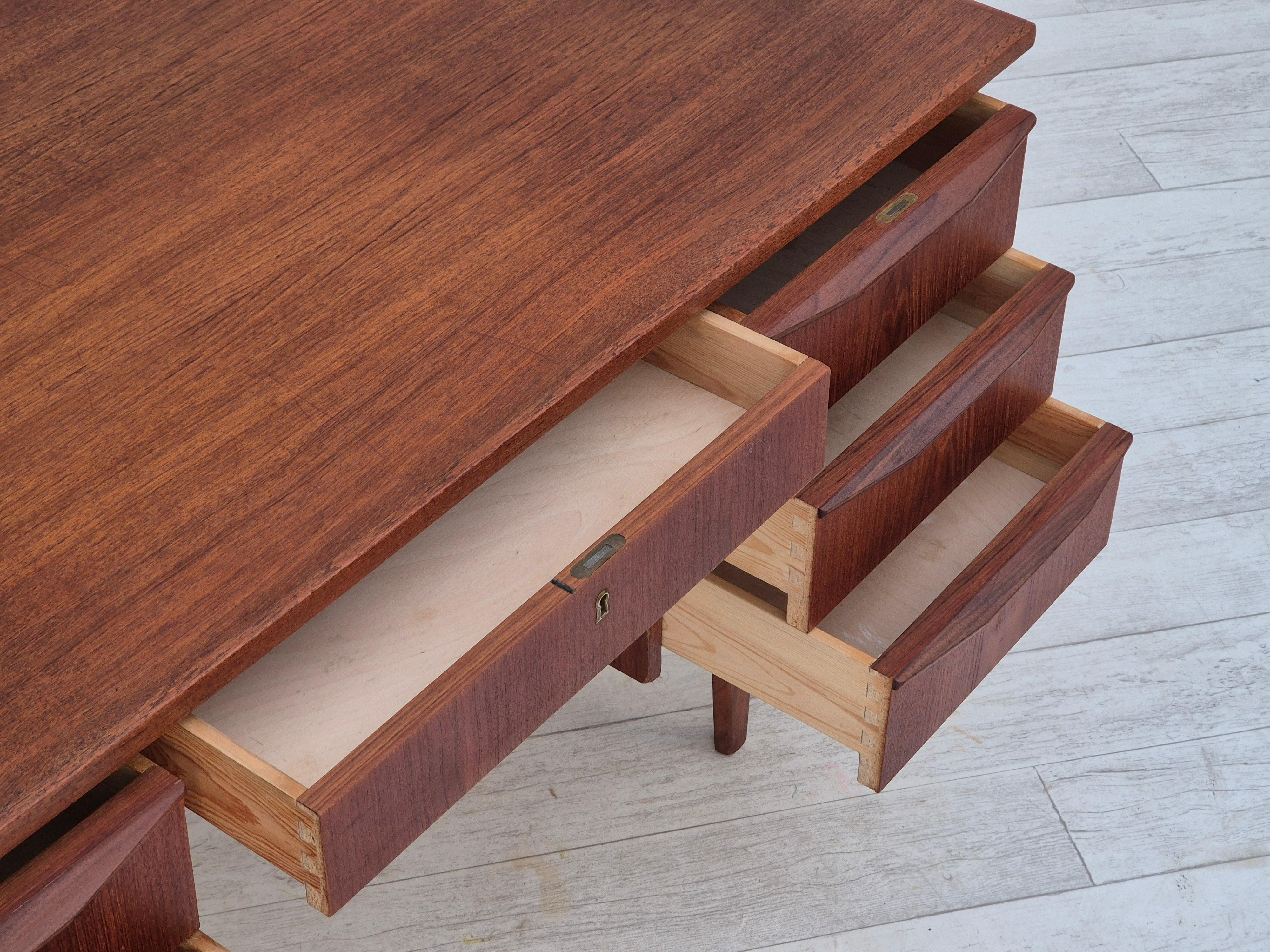 Anni '60, scrivania danese in legno di teak, cassetti, originale. in vendita 5
