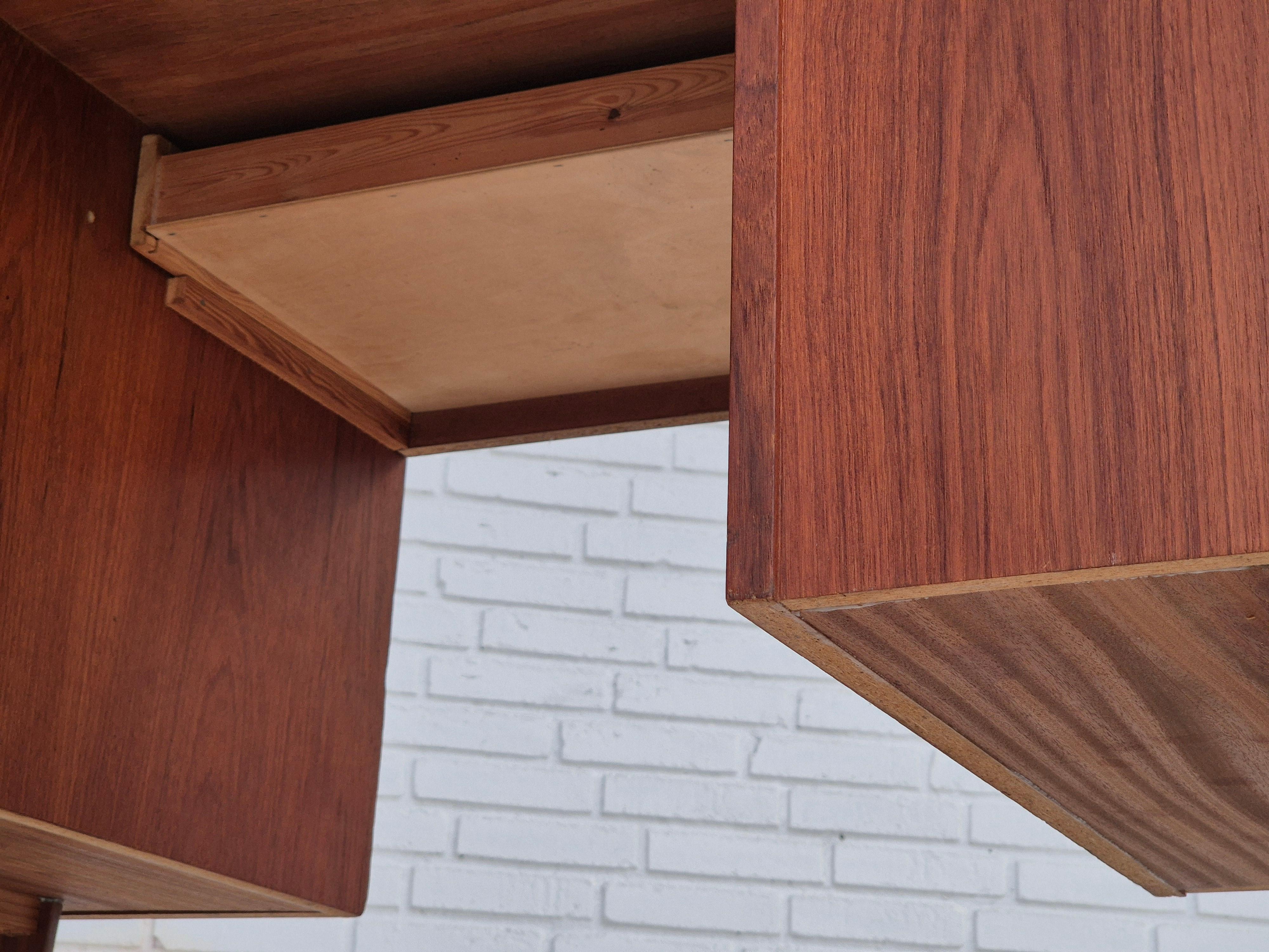 Anni '60, scrivania danese in legno di teak, cassetti, originale. in vendita 7
