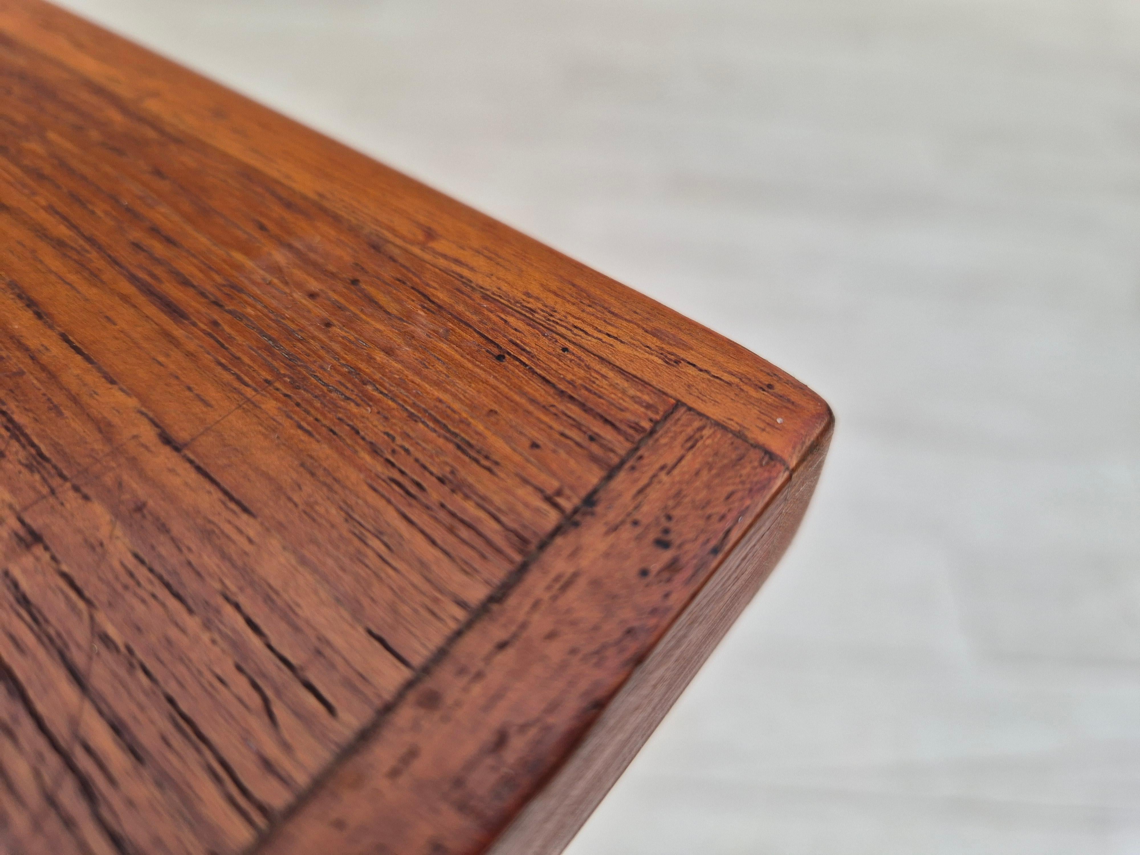 Anni '60, scrivania danese in legno di teak, cassetti, originale. in vendita 9