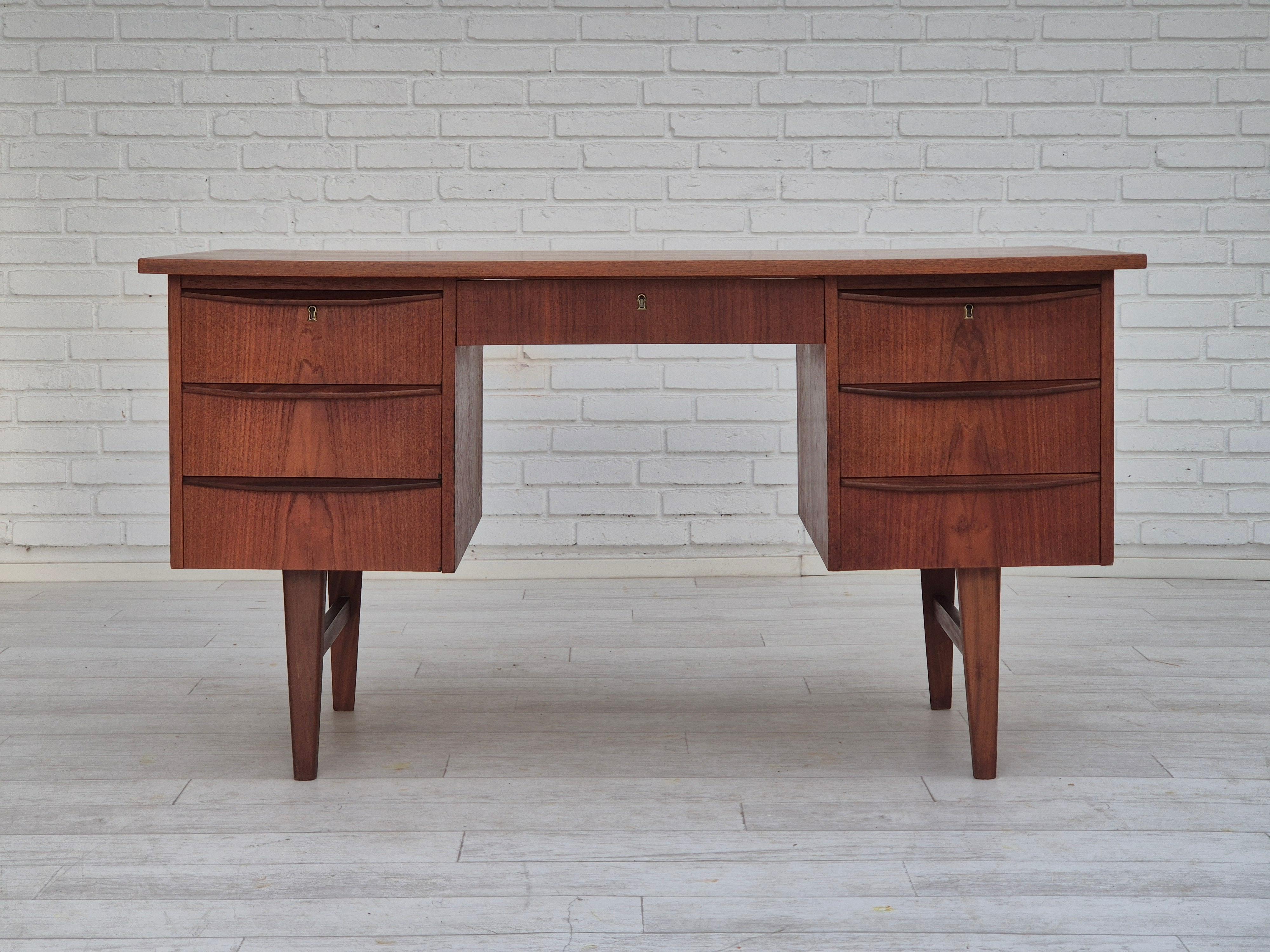 Scrivania in legno di teak Wood degli anni '60. Condizioni originali molto buone: nessun odore, nessuna macchia e struttura stabile. Legno di teak, cassetti in compensato. Classico design scandinavo anni '60 in legno di teak, direttamente dalla