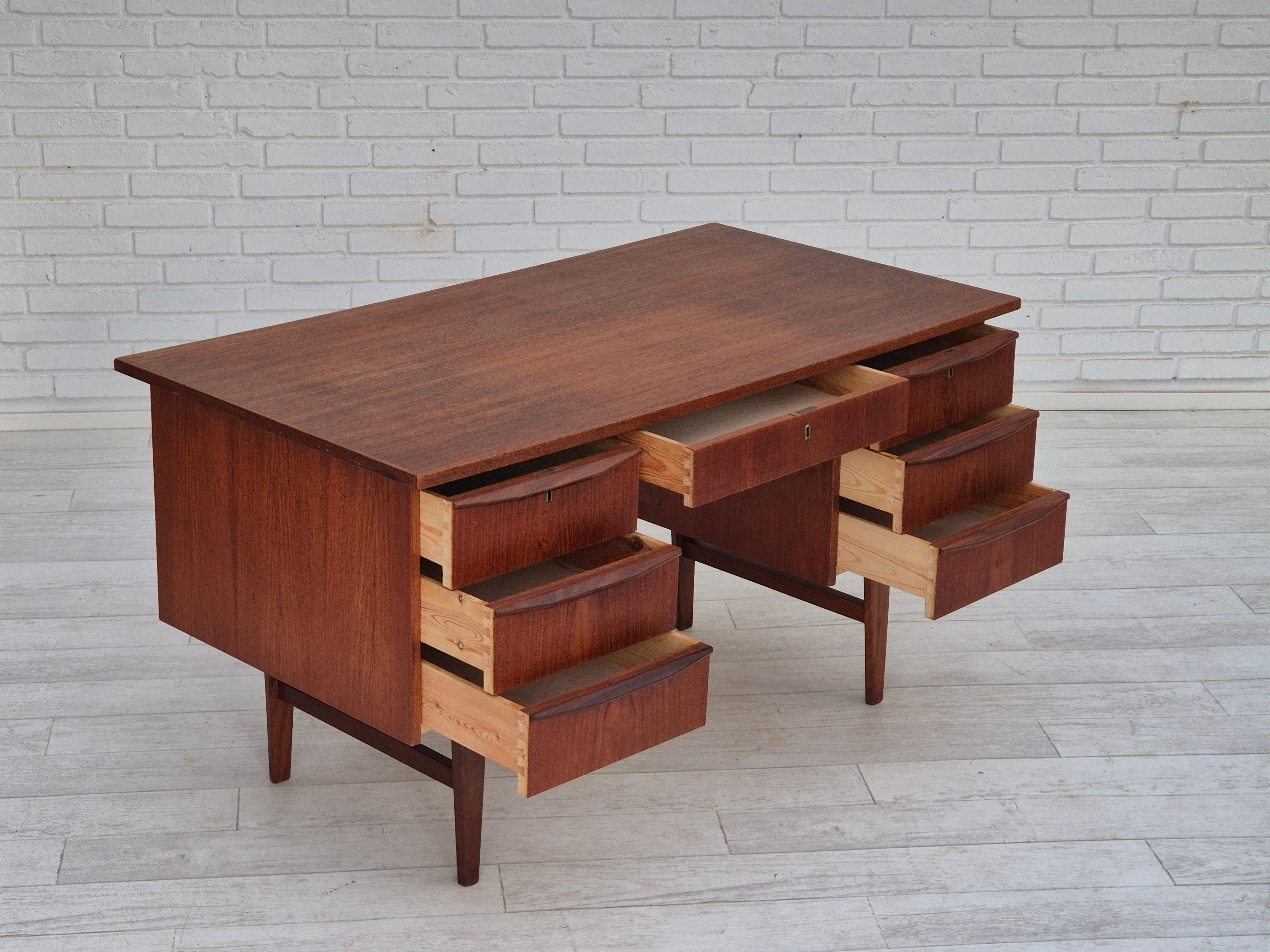 Scandinavo moderno Anni '60, scrivania danese in legno di teak, cassetti, originale. in vendita