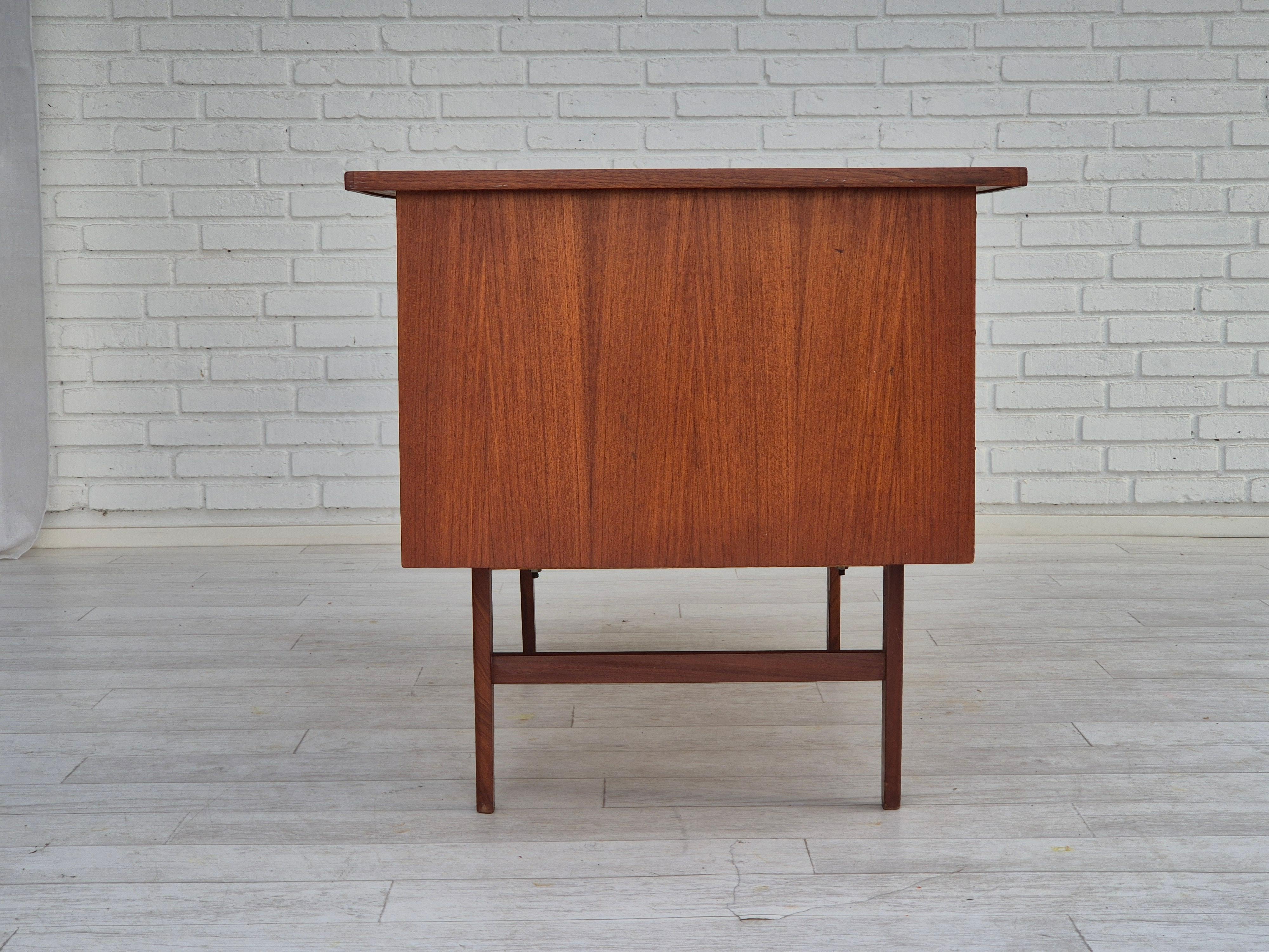 Anni '60, scrivania danese in legno di teak, cassetti, originale. In condizioni buone in vendita a Tarm, 82