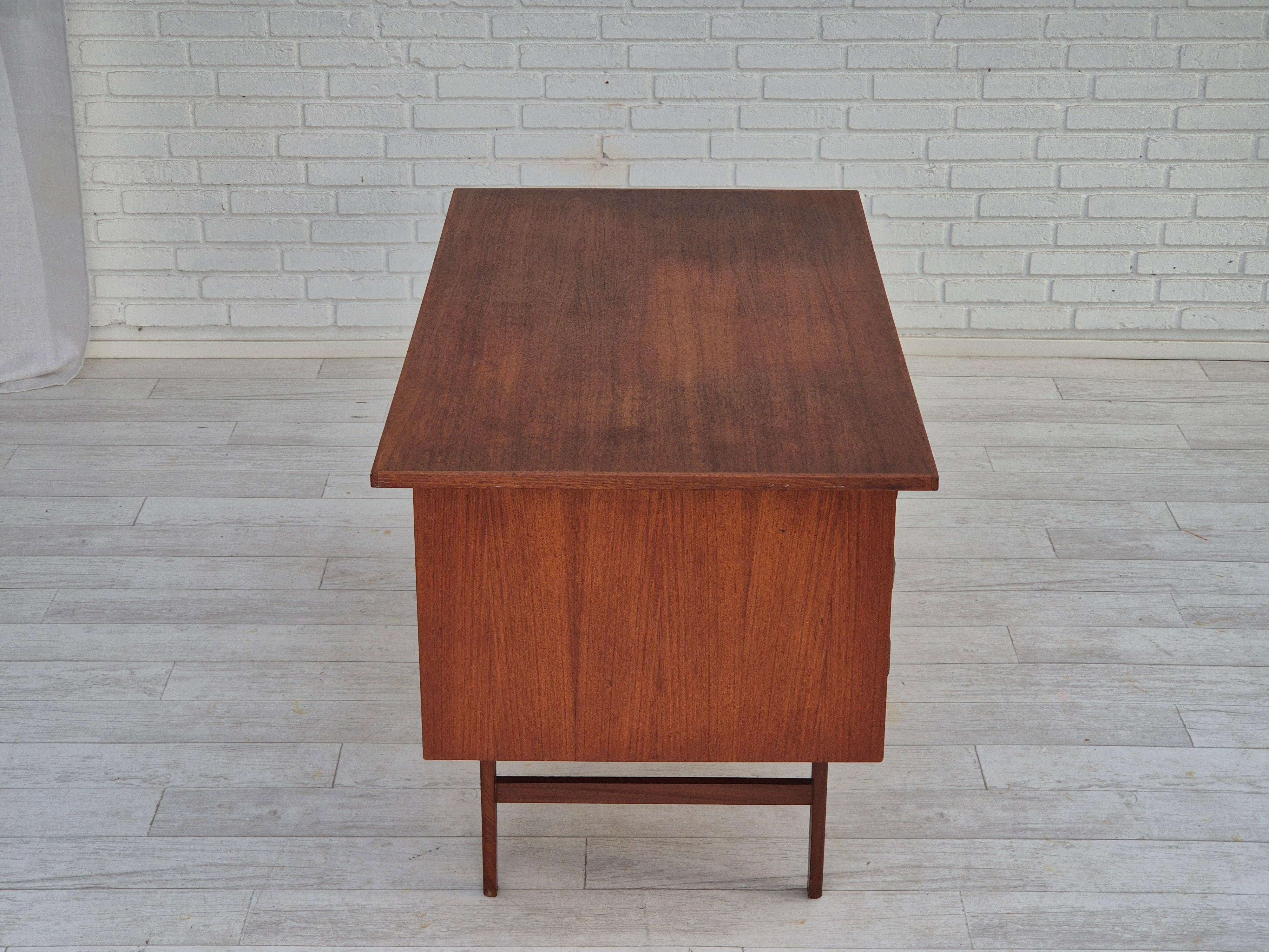 Metà XX secolo Anni '60, scrivania danese in legno di teak, cassetti, originale. in vendita