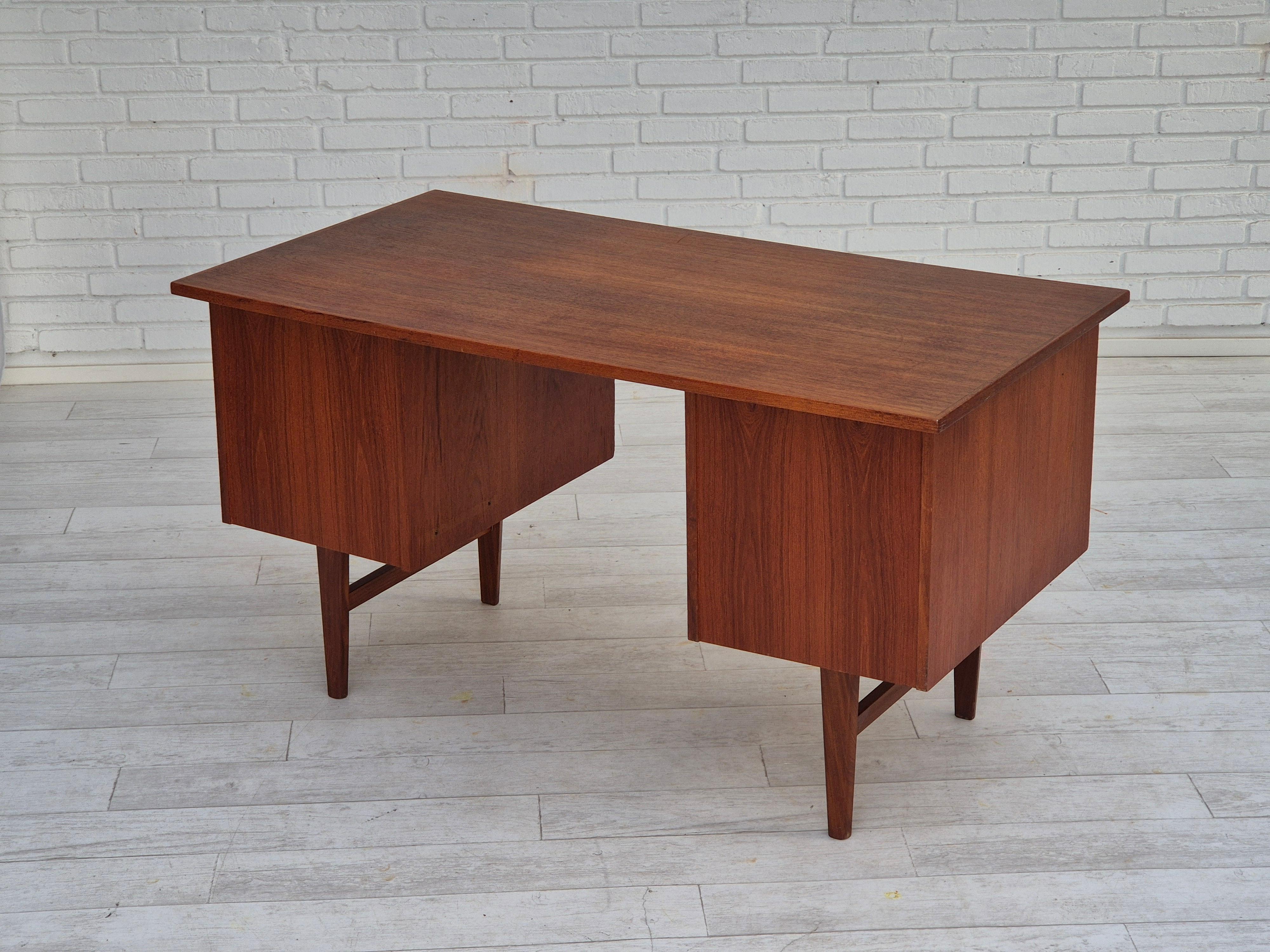 Teak Anni '60, scrivania danese in legno di teak, cassetti, originale. in vendita
