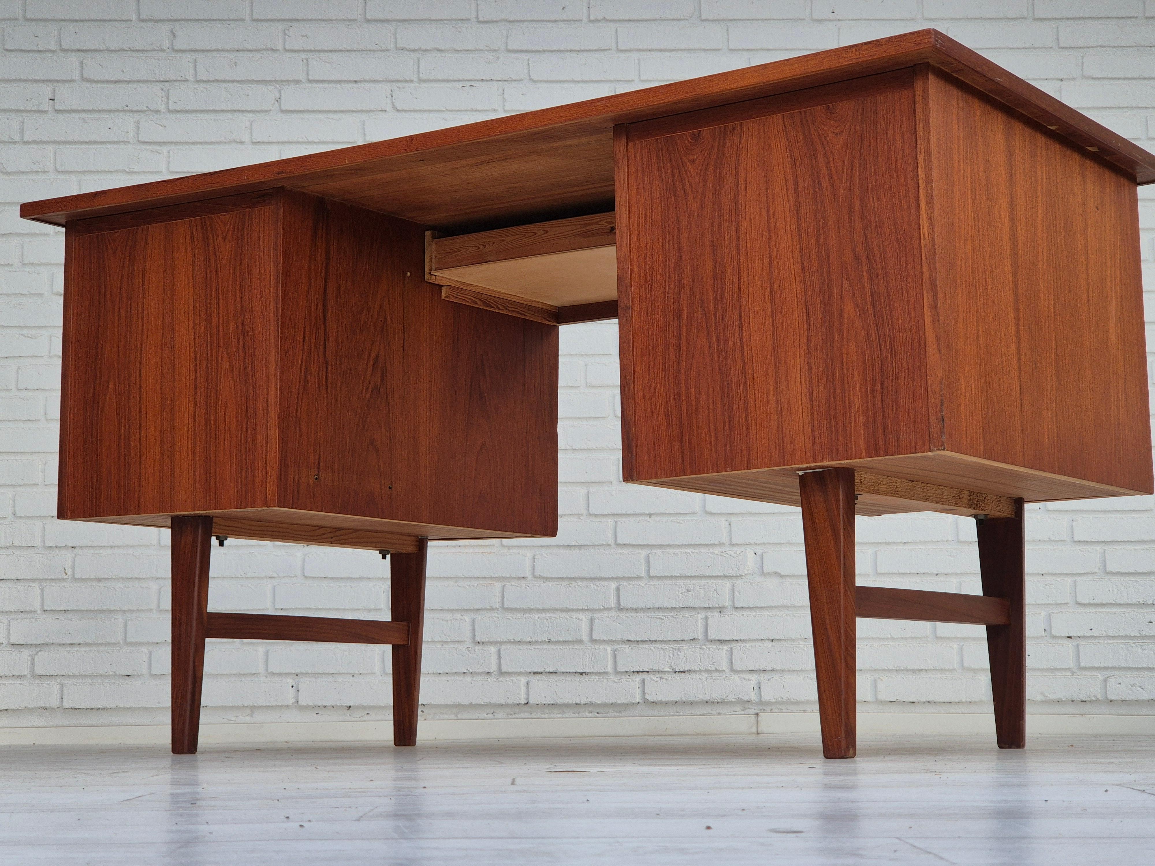 Anni '60, scrivania danese in legno di teak, cassetti, originale. in vendita 1