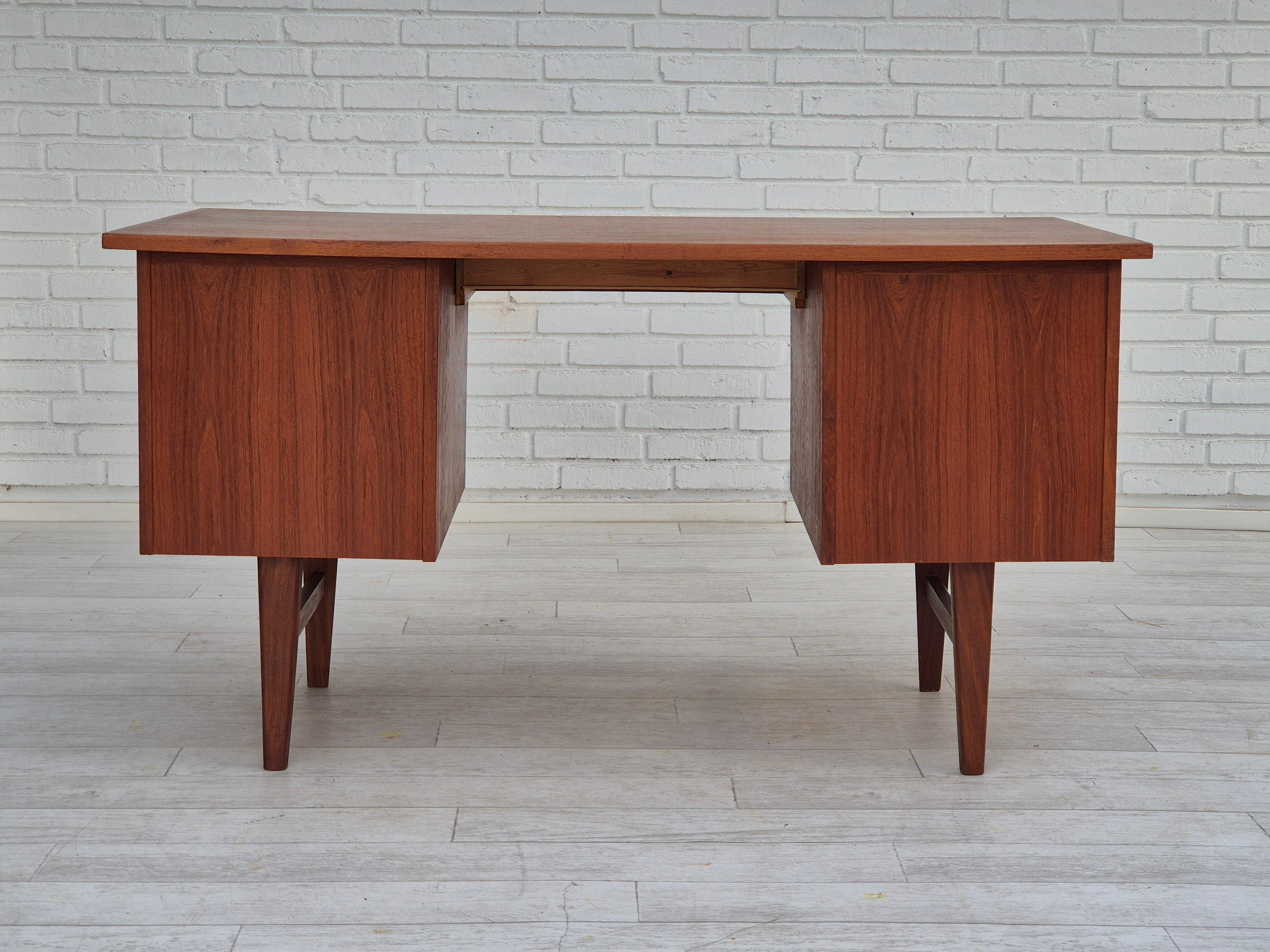 Anni '60, scrivania danese in legno di teak, cassetti, originale. in vendita 2
