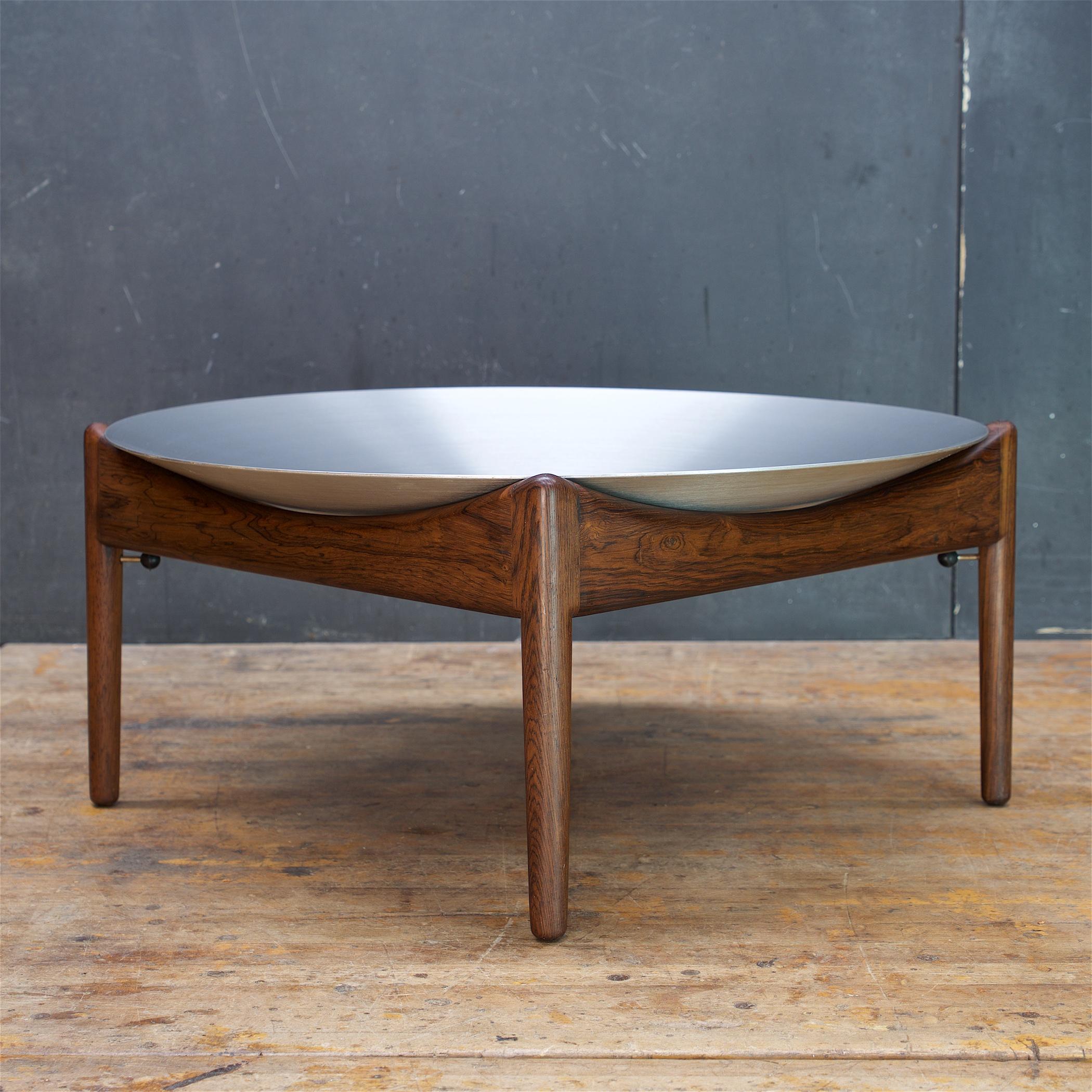 Scandinave moderne Table d'appoint danoise des années 1960 UFO attrayante entièrement en aluminium + coupe à fruits en bois de rose Vintage en vente