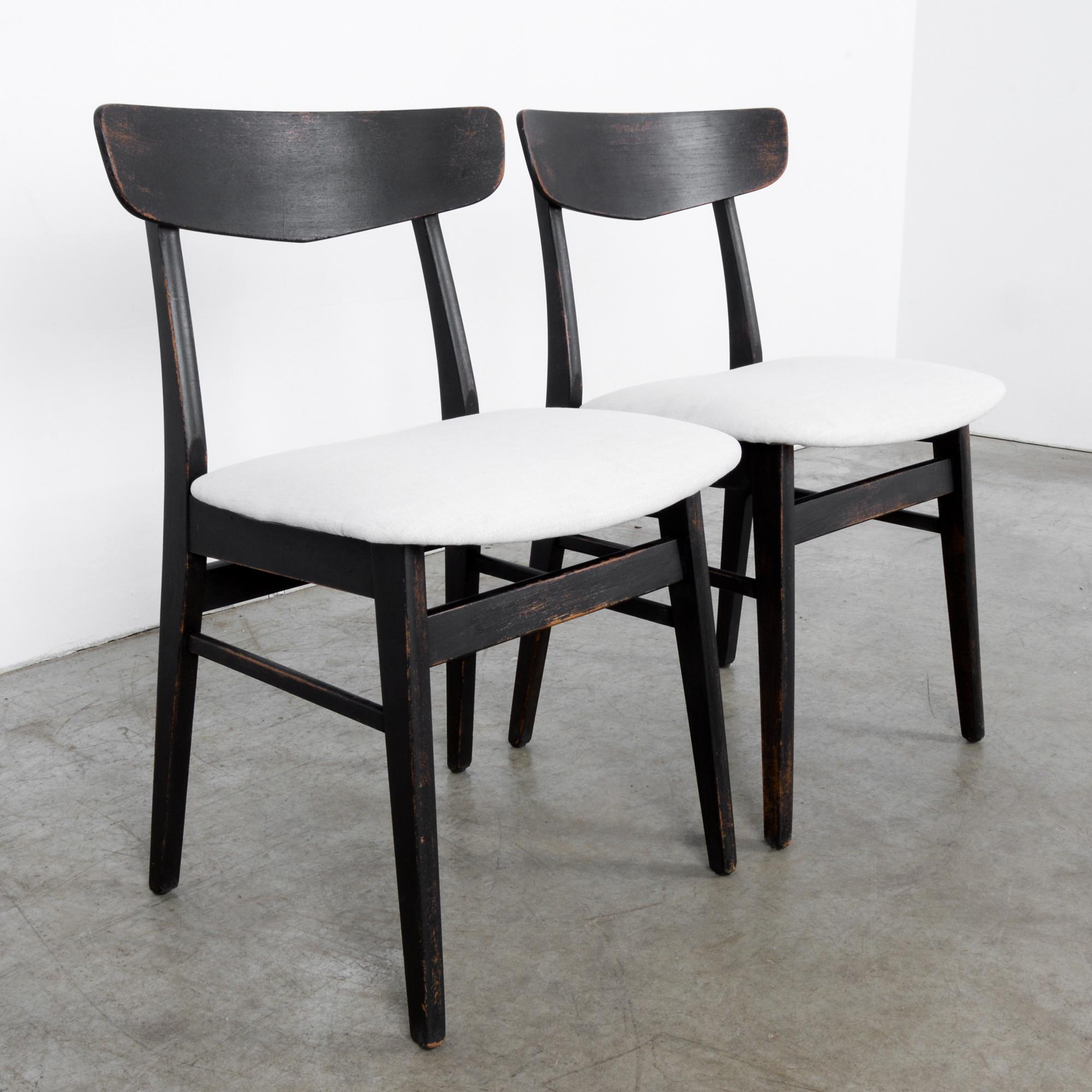 Milieu du XXe siècle Paire de chaises danoises noires rembourrées des années 1960