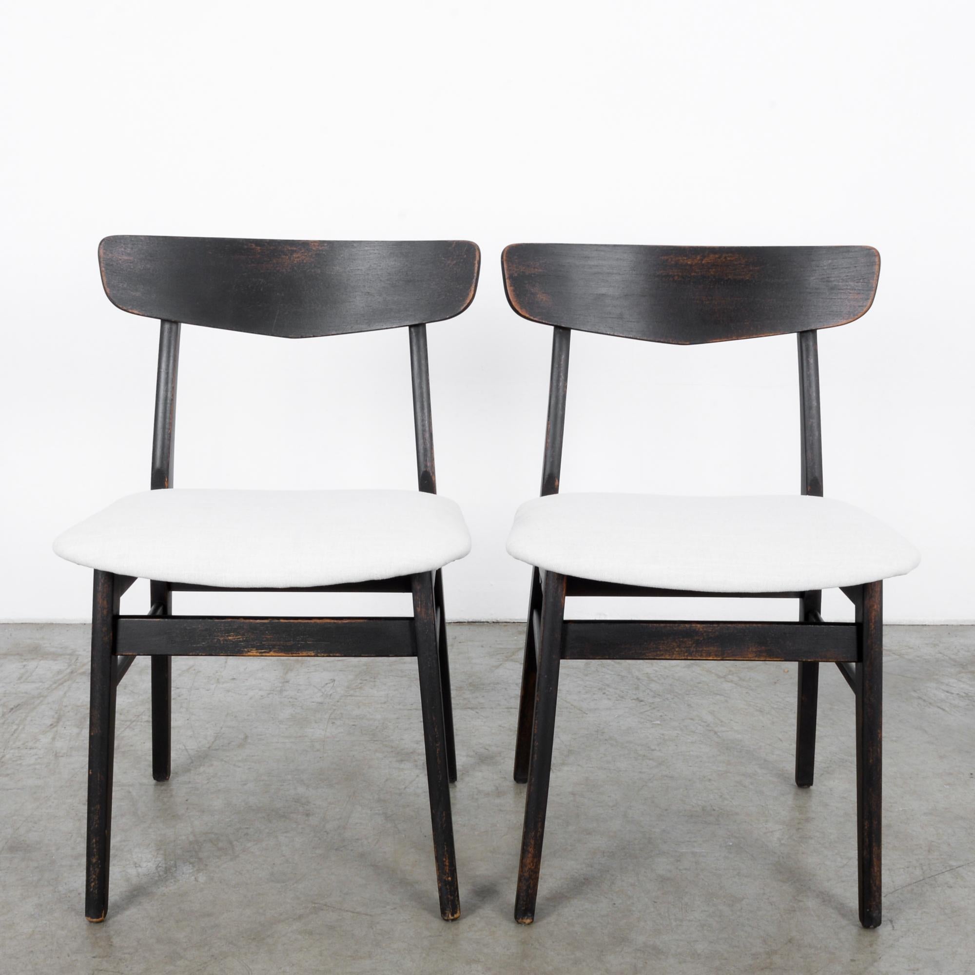 Tissu Paire de chaises danoises noires rembourrées des années 1960