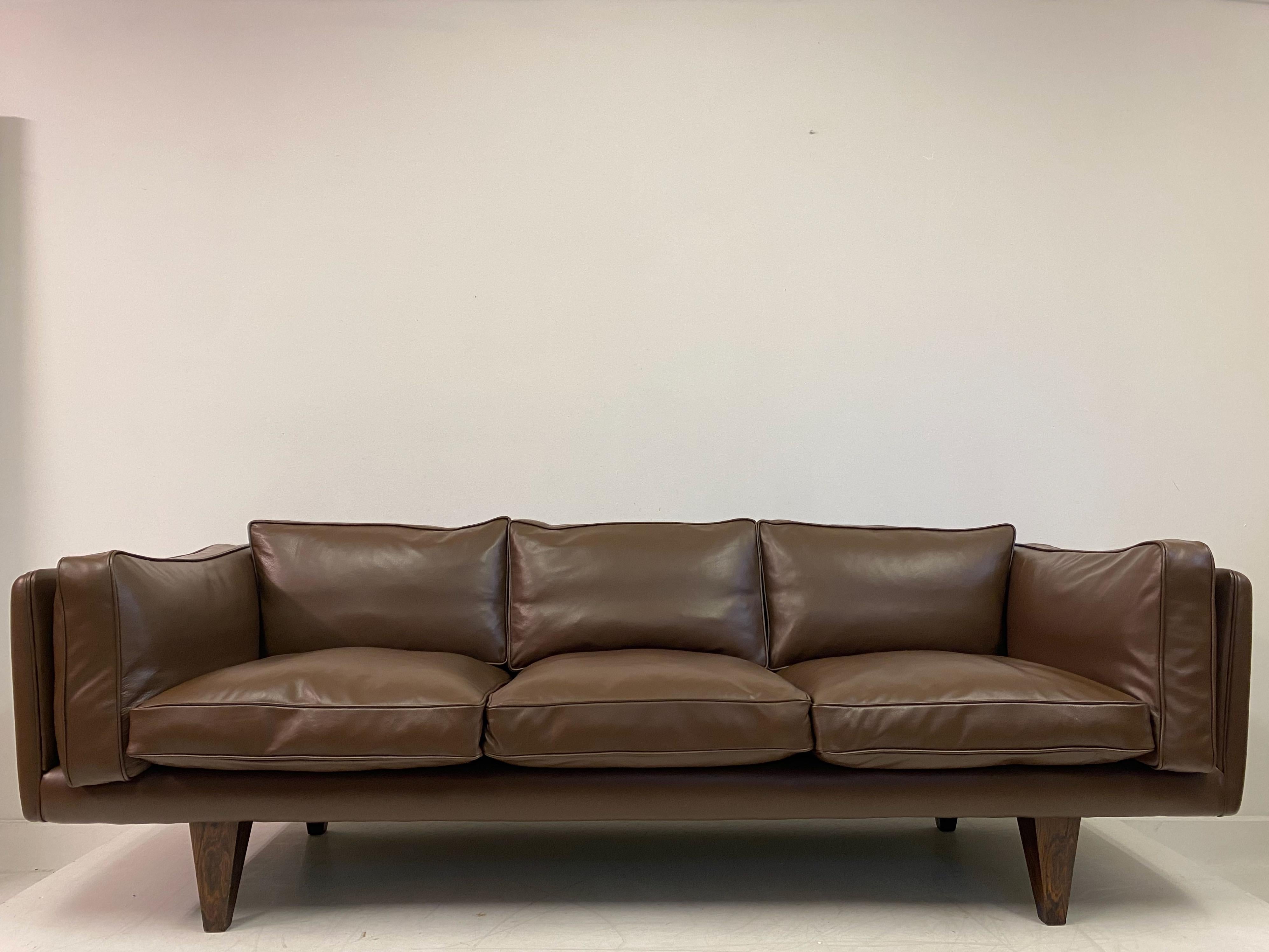 V11 Sofa

By Illum Wikkelso

For Holger Christiansen 

Reupholstered in brown leather

Feather filled cushions

Rosewood pyramid legs

Denmark 1960s.
