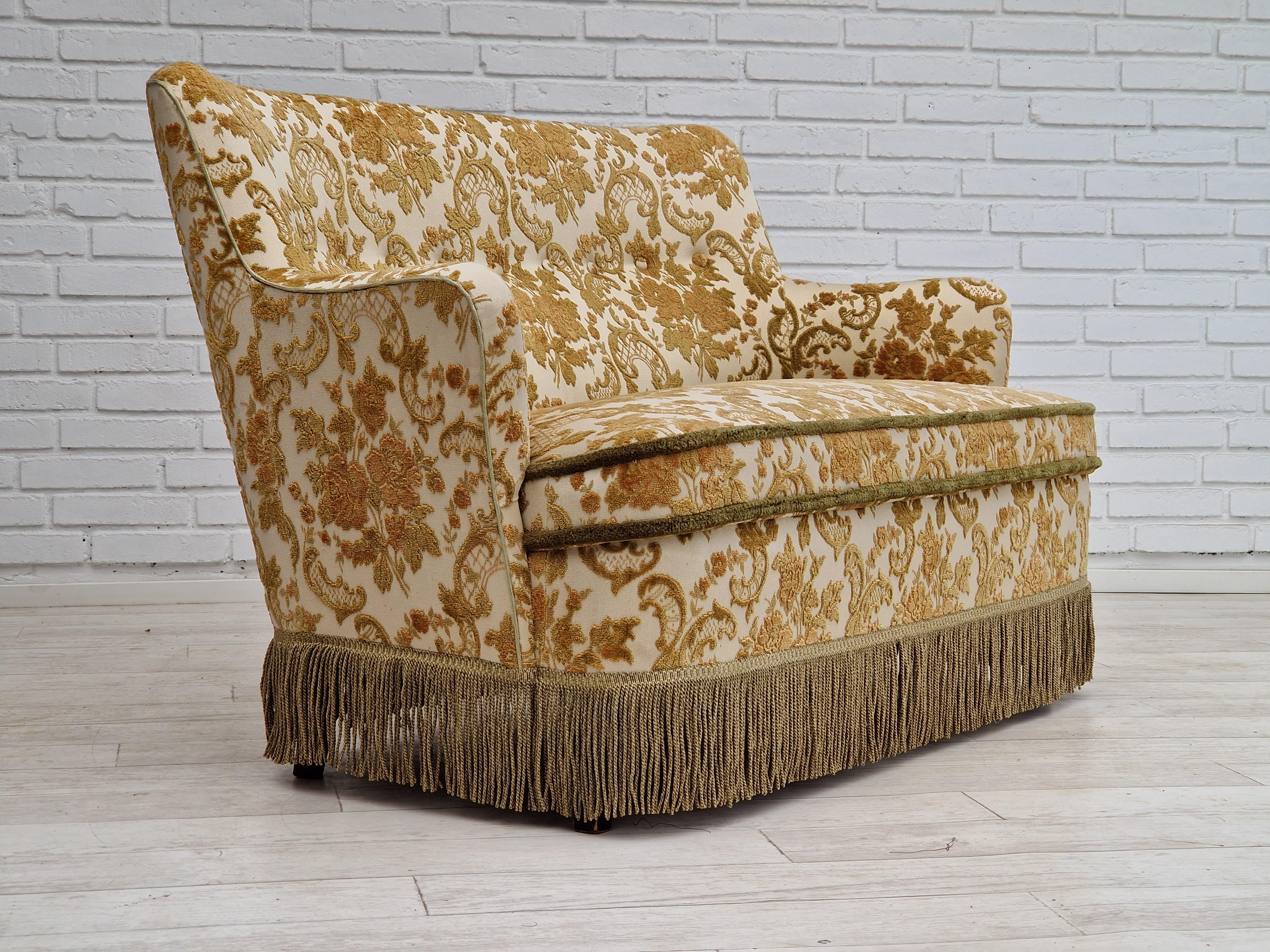 Années 1960, Design/One. Canapé 2 places original en très bon état : pas d'odeurs ni de taches. Tissu d'ameublement d'origine, ressorts dans l'assise. Pieds en bois de hêtre. Fabriqué par un fabricant de meubles danois vers 1960-65.
