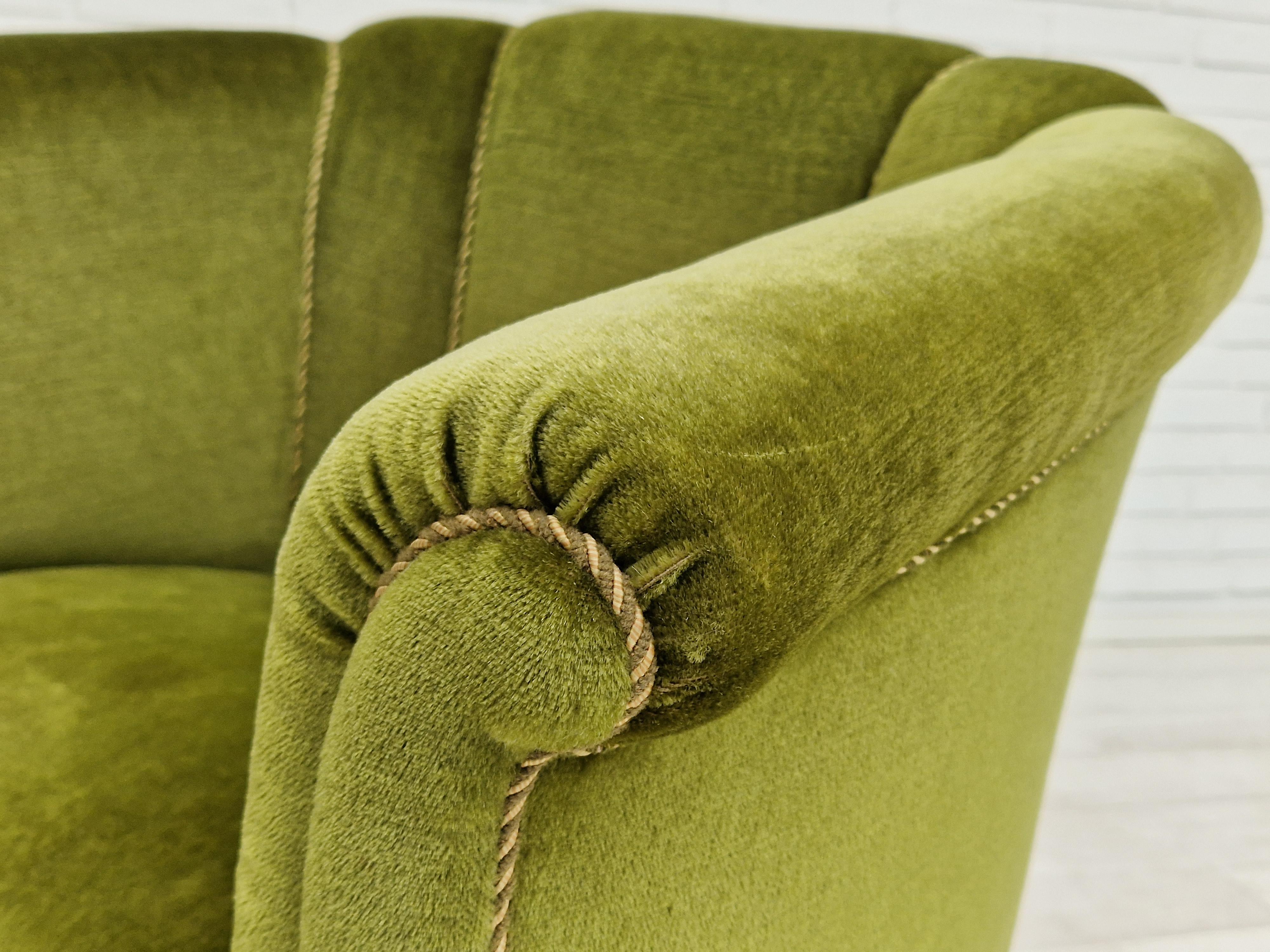 Anni '60, design danese, poltrona relax, originale in ottime condizioni, senza odori. Velluto verde chiaro. Gambe in faggio nero, molle in ottone nella seduta. Molto confortevole. Realizzato intorno al 1960 da un produttore di mobili danese.