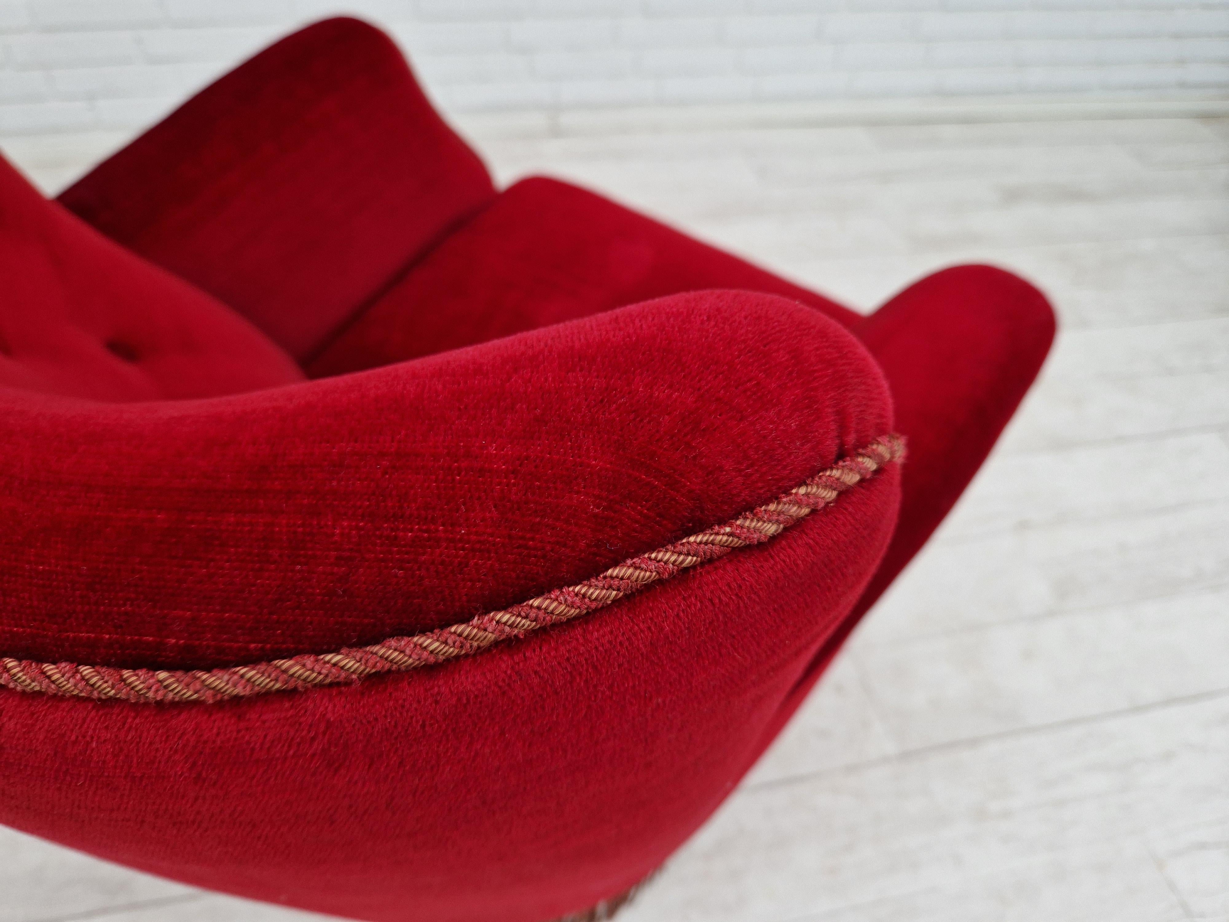 Scandinave moderne Fauteuil danois vintage des années 1960 en velours rouge cerise en vente