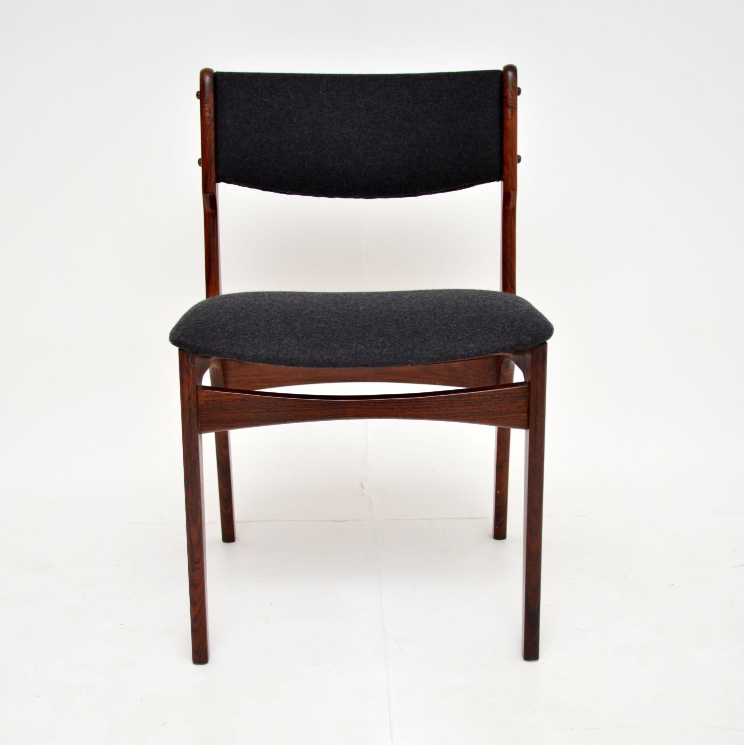 Ein stilvoller und sehr gut gemachter dänischer Stuhl in. Dieser wurde von Erik Buch entworfen und in den 1960er Jahren in Dänemark hergestellt.

Die Qualität ist hervorragend, es ist sehr gut gebaut, bequem und stützend. Er eignet sich perfekt als