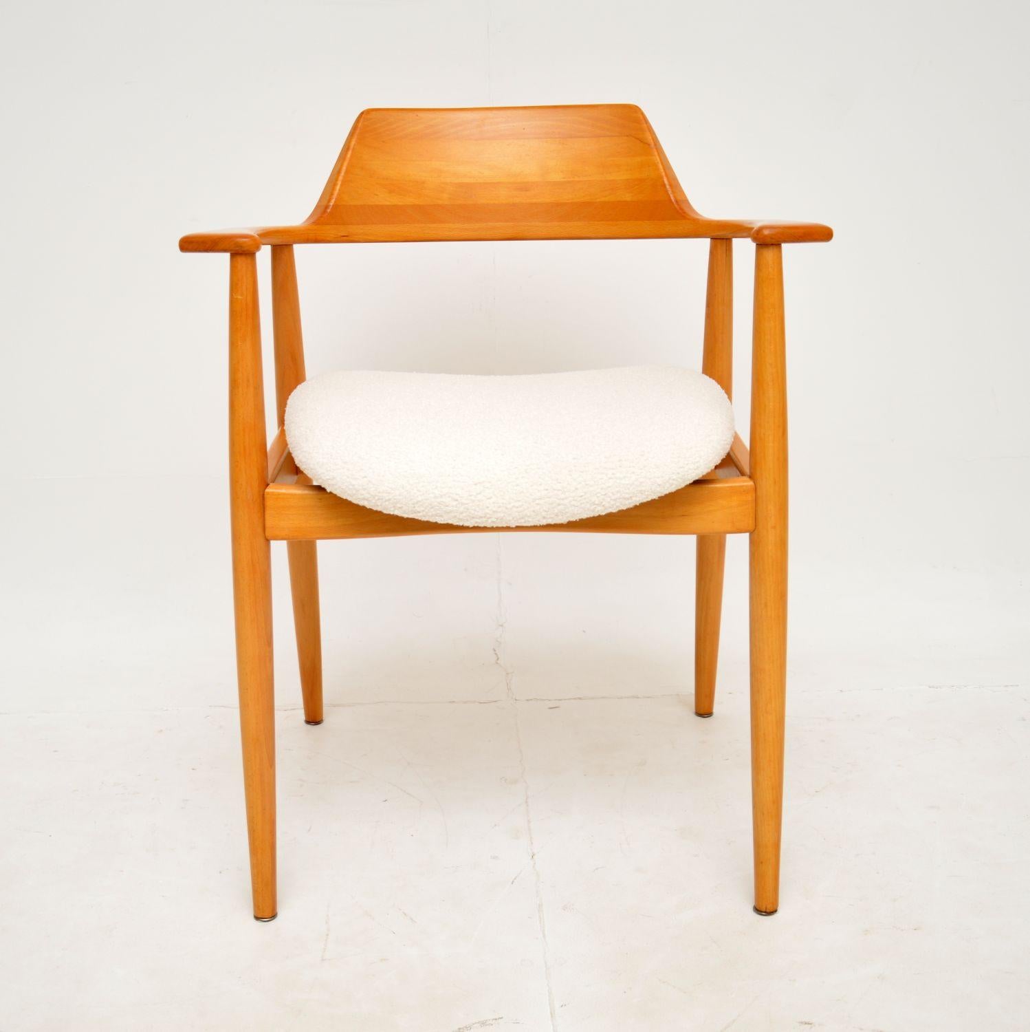 Un fauteuil de sculpteur extrêmement élégant et bien fait. Il a été fabriqué au Danemark et date des années 1960.

Il est d'une qualité étonnante et est fabriqué en bois de cerisier massif. Avec un dossier et des accoudoirs joliment incurvés, il