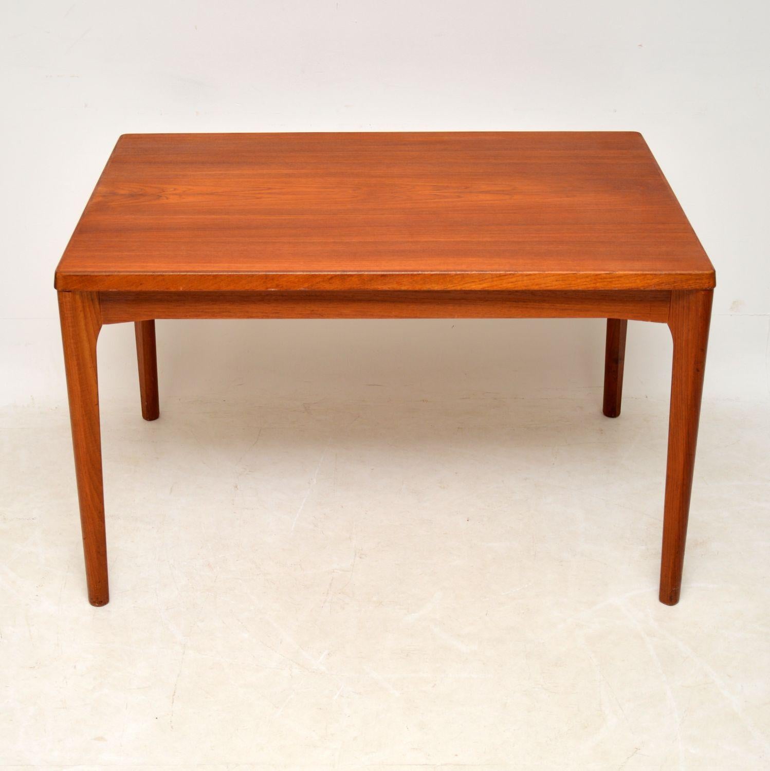 A stylish and very well made Danish vintage dining table in teak, this was designed by Henning Kjaernulf, it was made by Vejle Stole in the 1960s. This is in great condition for its age, with only some incredibly minor wear to be seen. This can be