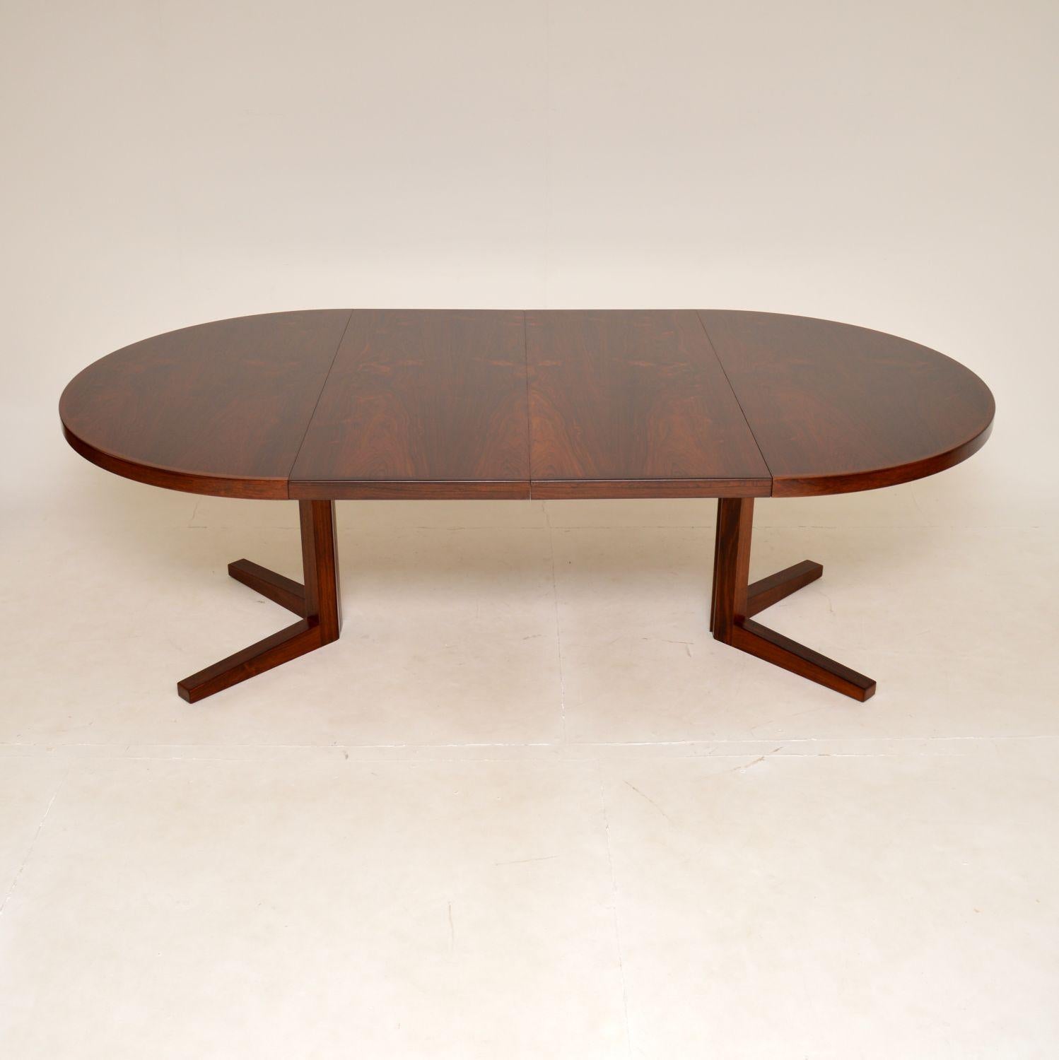A very large, stylish and impressive vintage Danish circular dining table. This was designed by John Mortensen, it was made by Heltborg Mobler in Denmark around the 1960s.

The quality is absolutely outstanding, and it has a very clever design