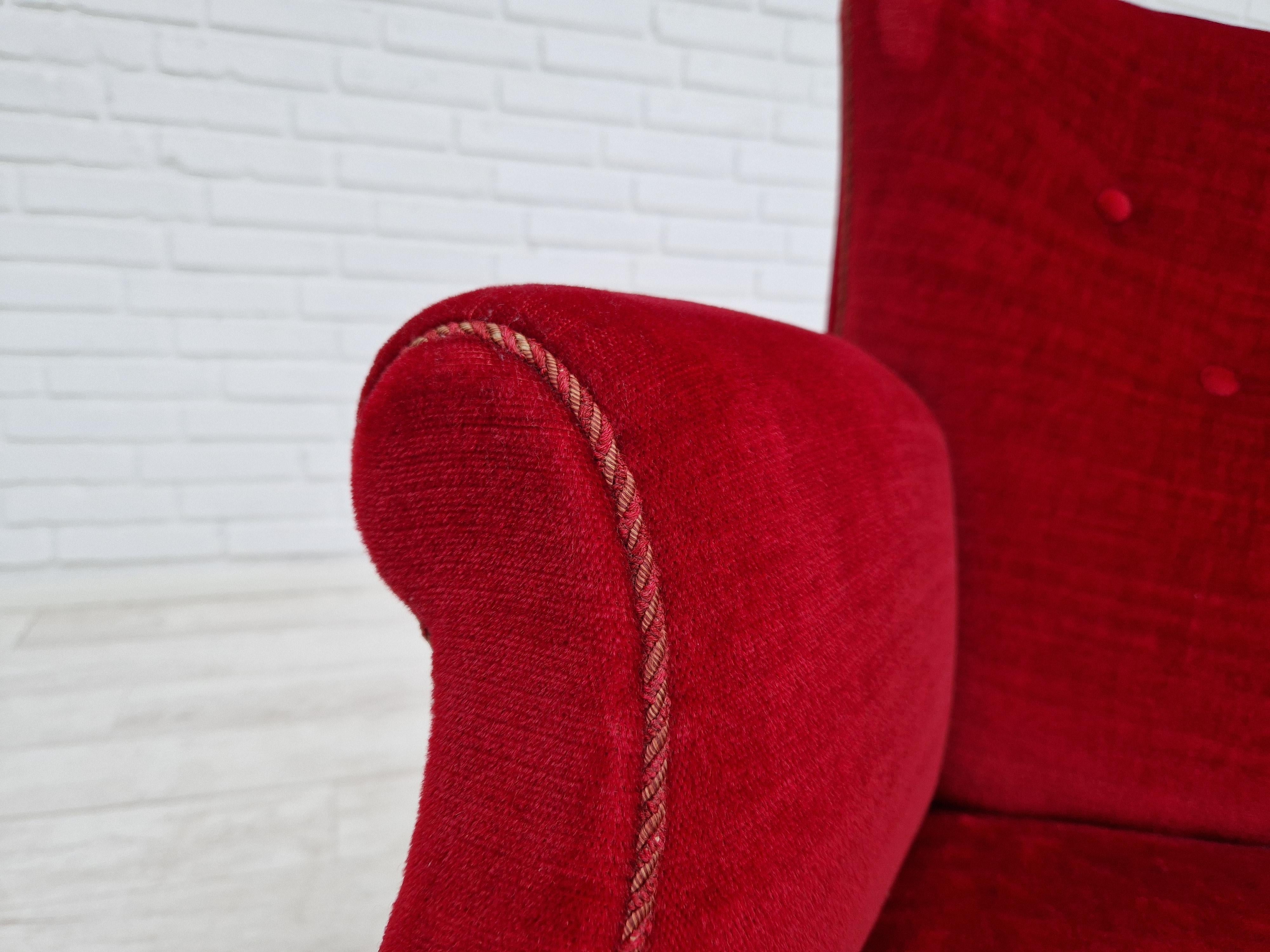 Chaise vintage à haut dossier de conception danoise. Fabriqué vers 1960 par un fabricant de meubles danois. Sellerie d'origine en velours rouge cerise en bon état, pas de taches, pas d'odeur. Légères traces d'usure sur l'accoudoir droit. Pieds en