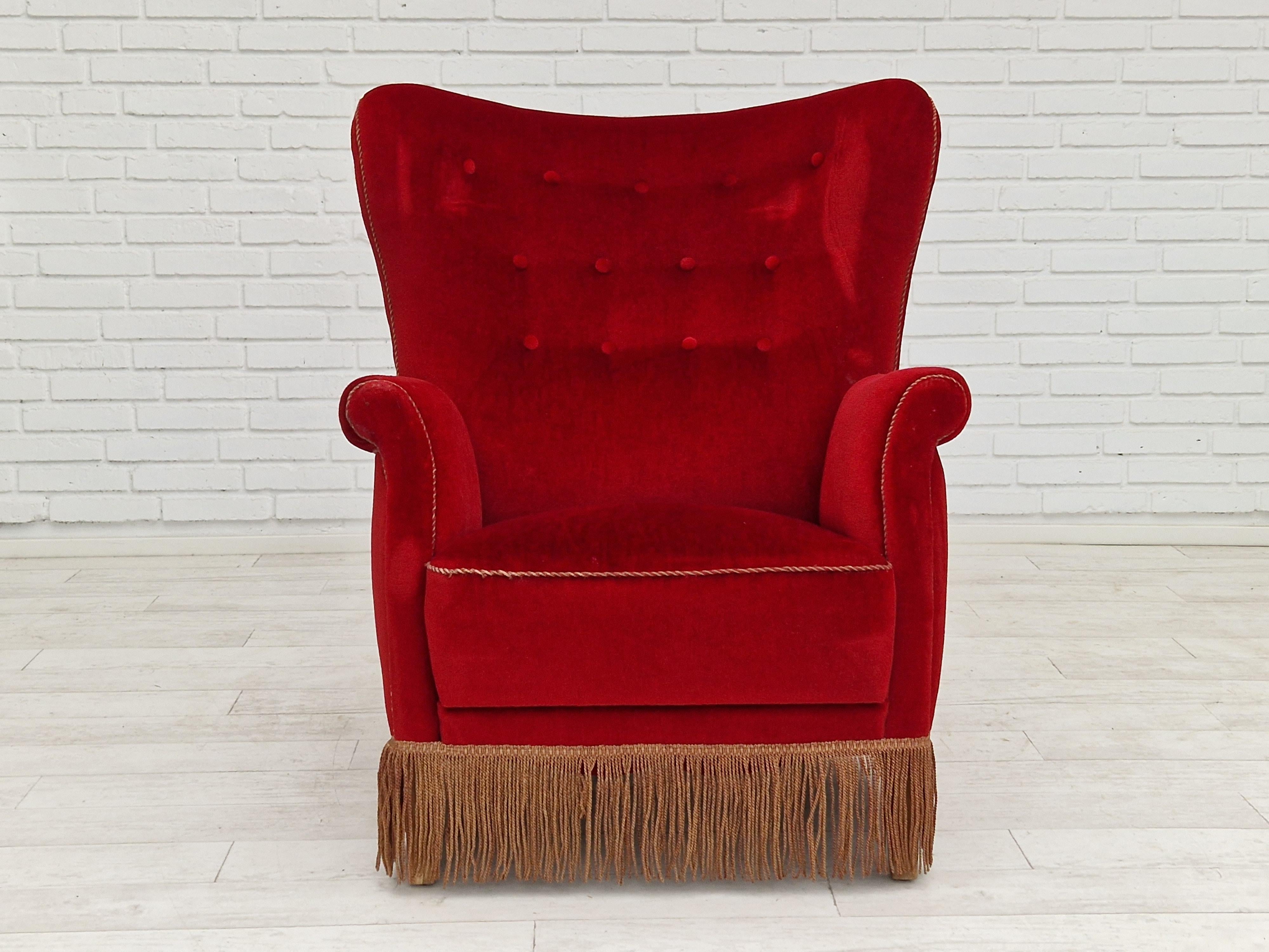 Scandinave moderne Fauteuil danois vintage à dossier haut en velours rouge cerise, années 1960 en vente