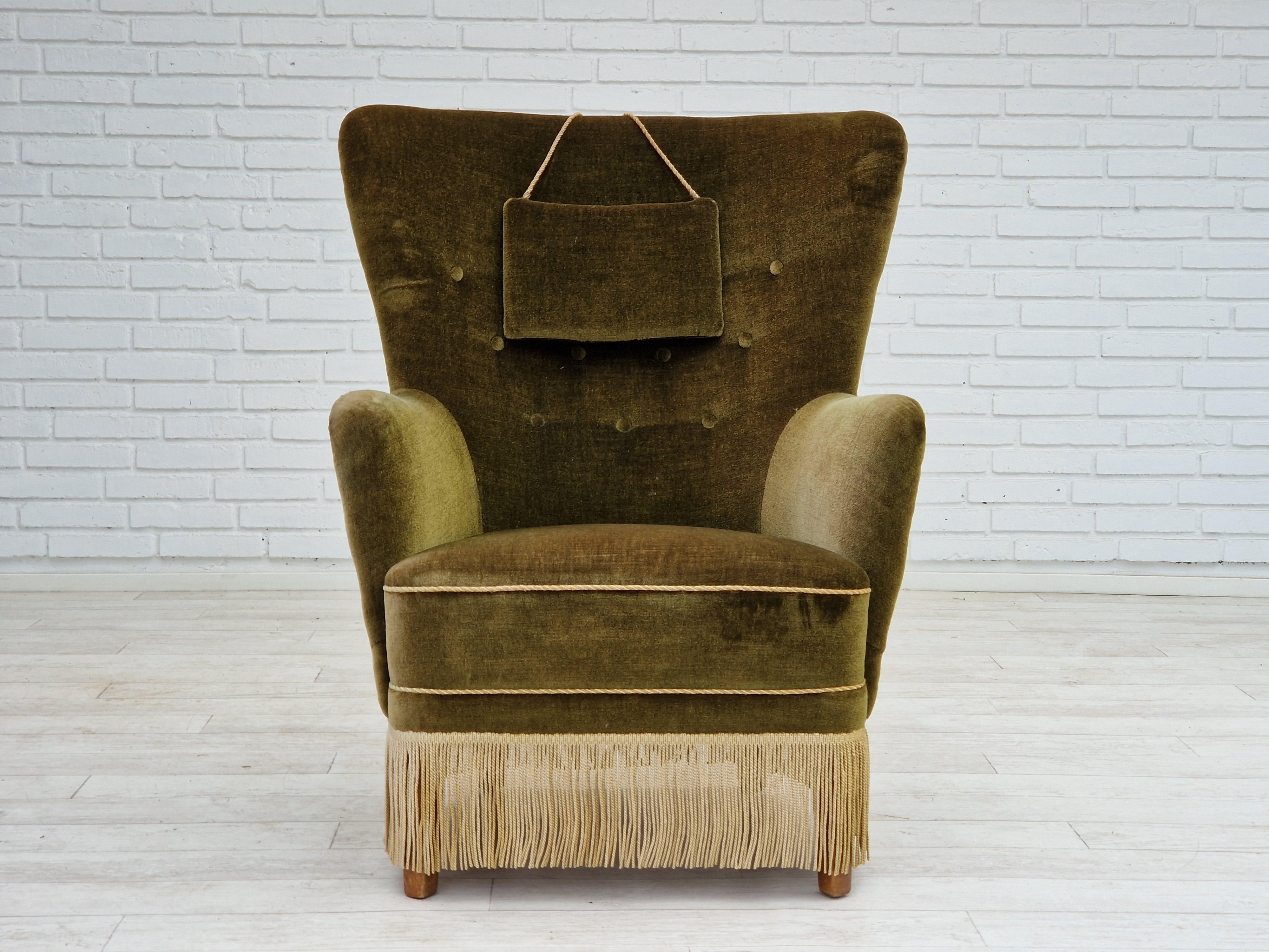 1960s, Danish vintage highback armchair in green velvet, original condition. In Good Condition For Sale In Tarm, 82