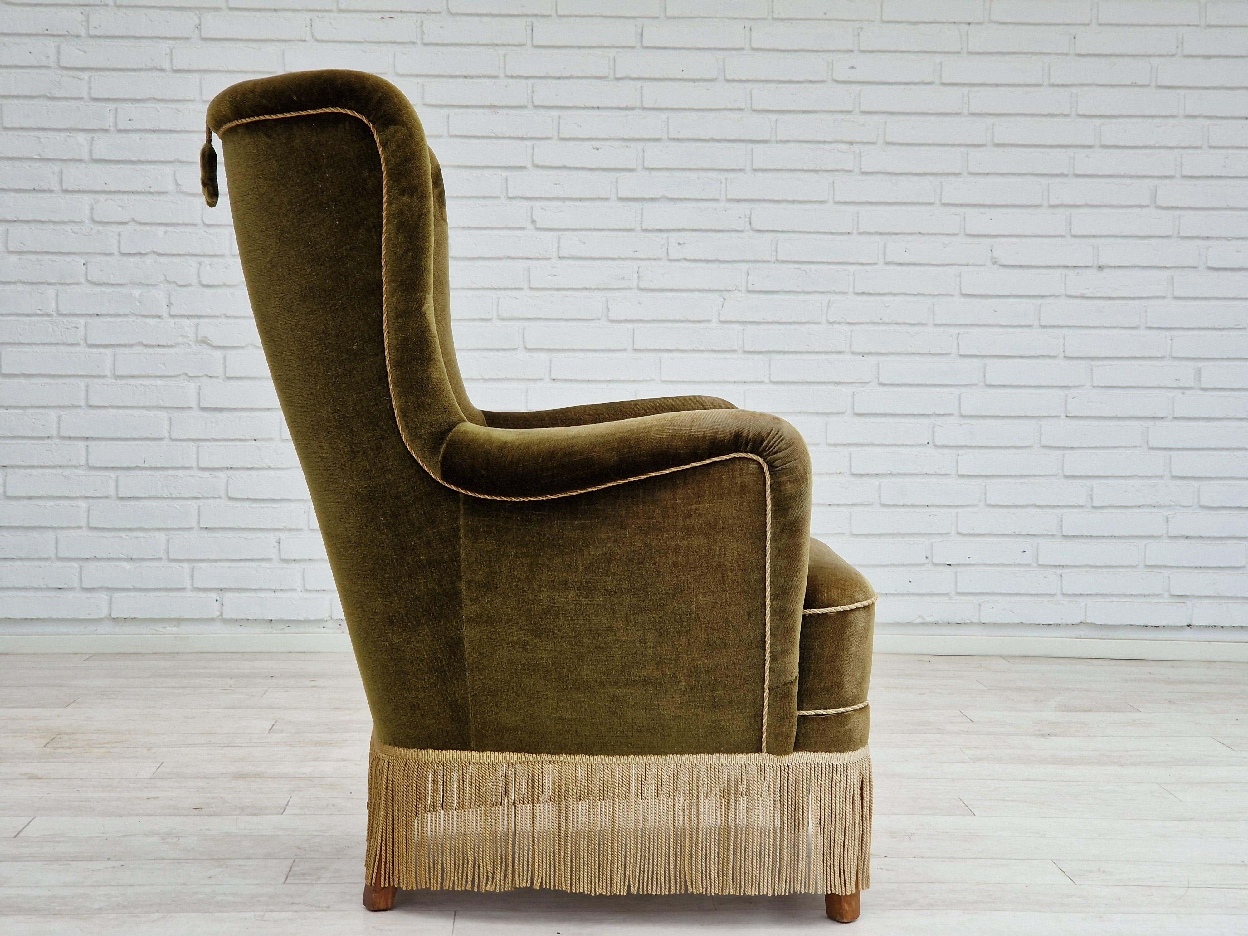 1960s, Danish vintage highback armchair in green velvet, original condition. For Sale 1