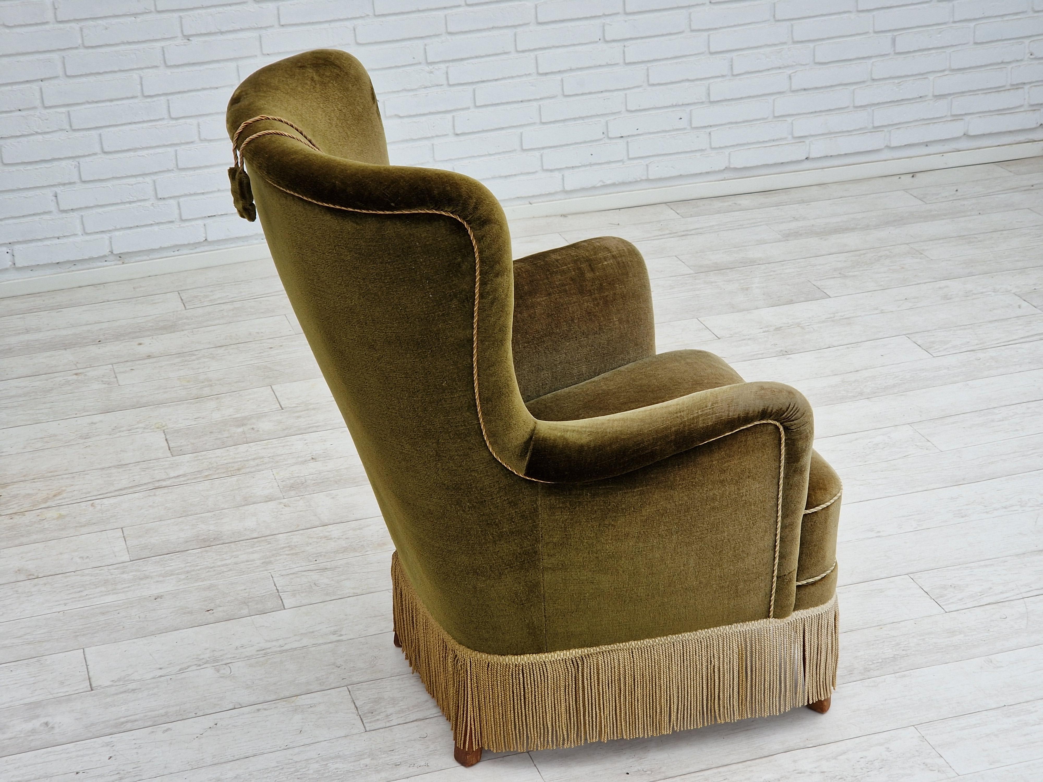 1960s, Danish vintage highback armchair in green velvet, original condition. For Sale 2