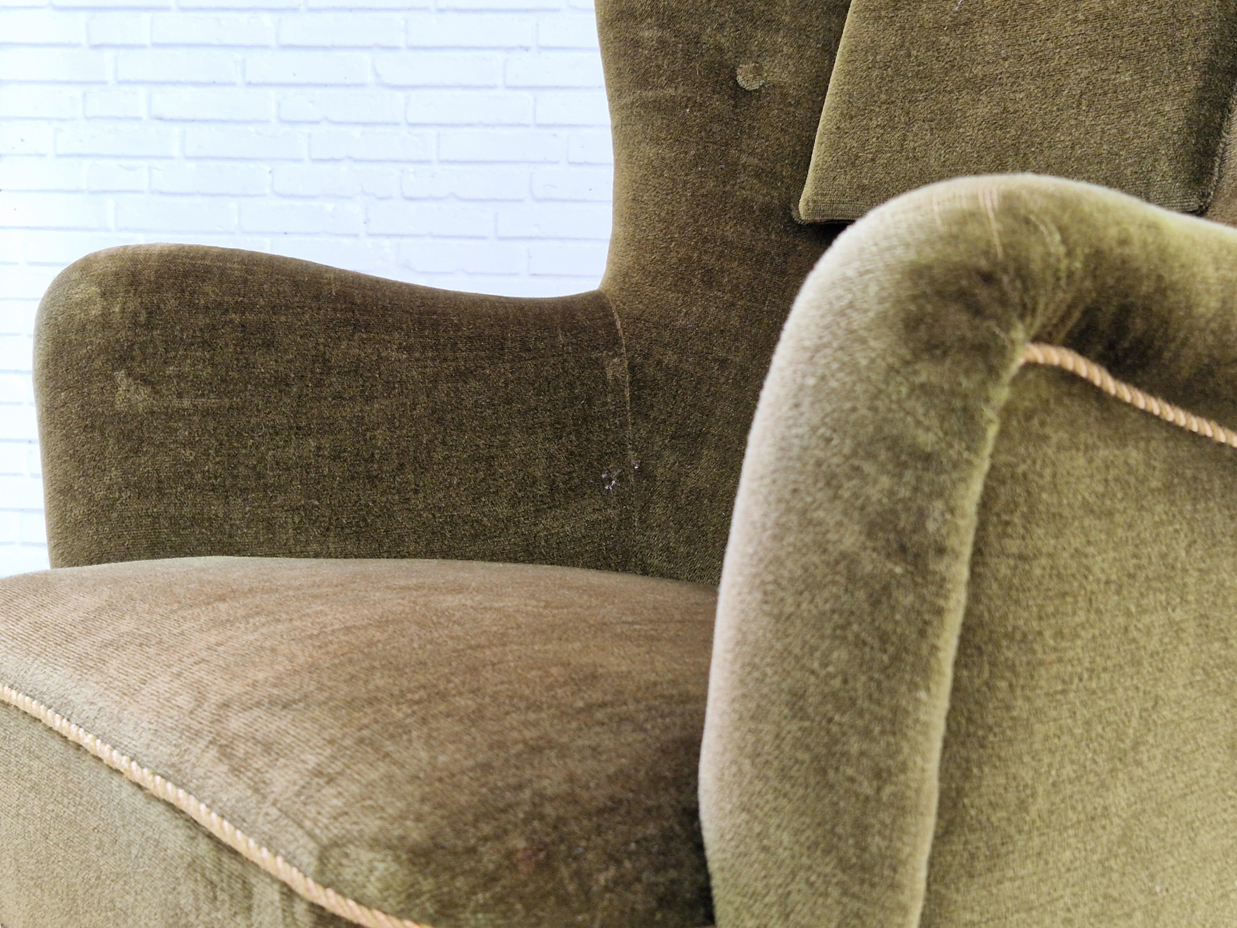 1960s, Danish vintage highback armchair in green velvet, original condition. For Sale 3