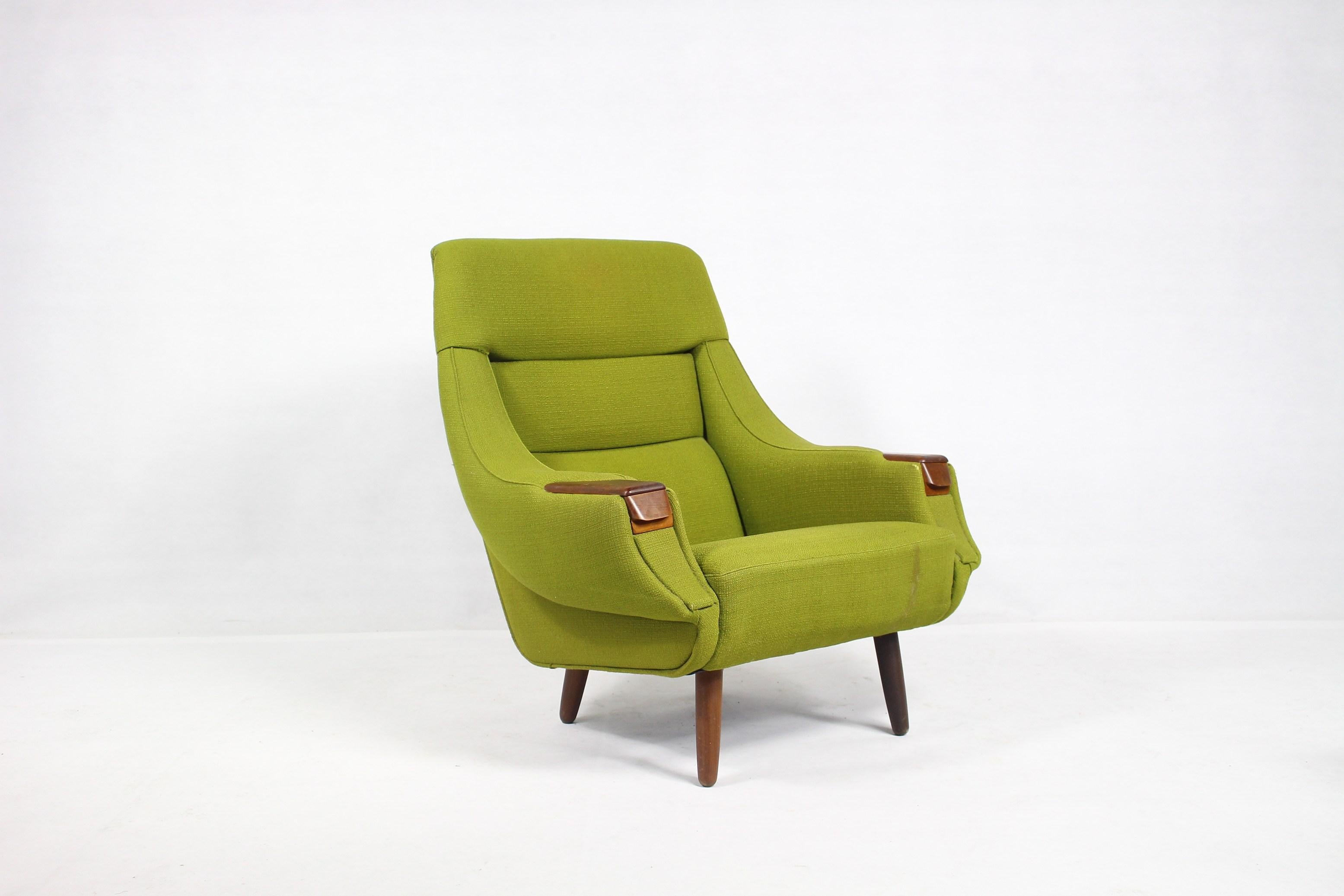 Magnifique fauteuil en bois de rose de H.W. Klein, années 1960.
Support d'origine, un bras avec un petit tiroir.
Cet article vintage ne présente aucun défaut, mais il peut présenter de légères traces d'utilisation.
 