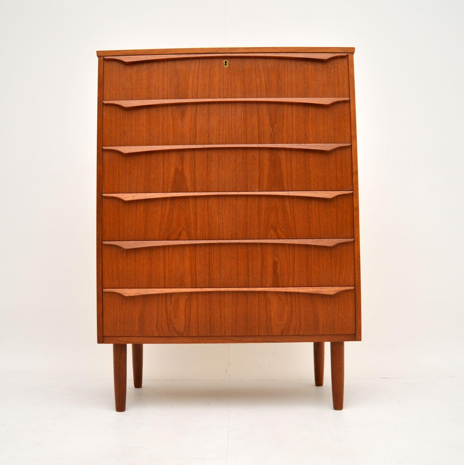 A stunning vintage Danish chest of drawers in teak. This was made in Denmark, it dates from the 1960’s.

It is beautifully designed, with a minimal and elegant look. This sits on beautifully tapered legs and has sculptural lipped handles. There is