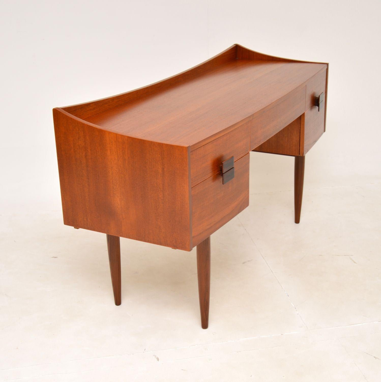 Mid-Century Modern Bureau danois vintage en teck de Kofod Larsen, années 1960