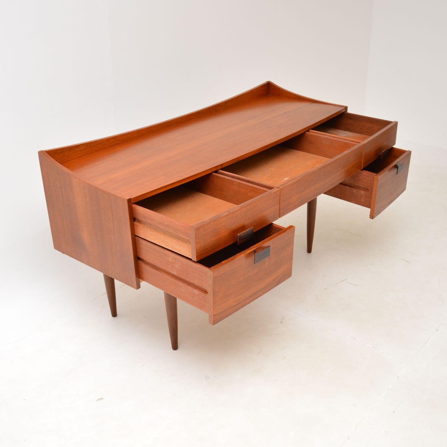 Milieu du XXe siècle Bureau danois vintage en teck de Kofod Larsen, années 1960