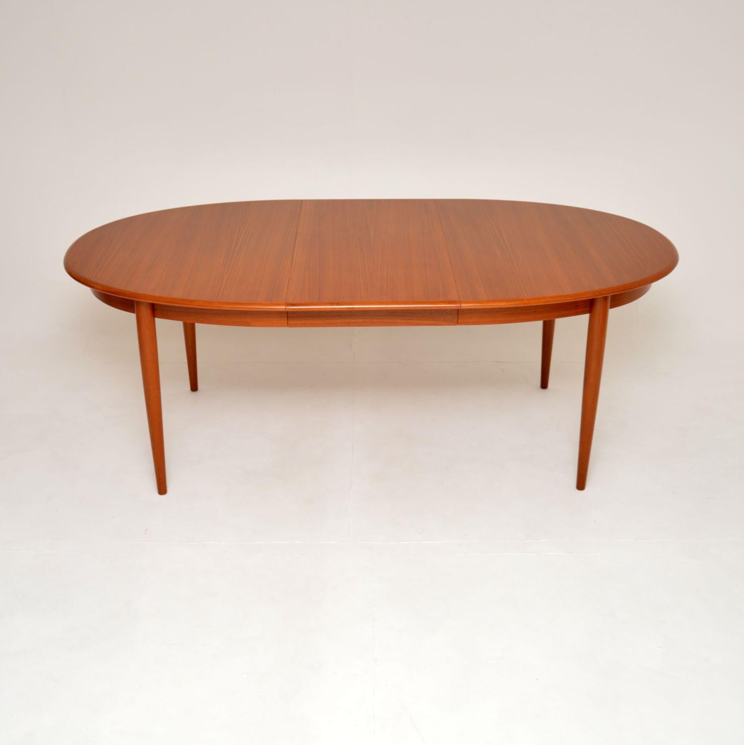 1960’s Danish Vintage Teak Extending Dining Table In Good Condition In London, GB