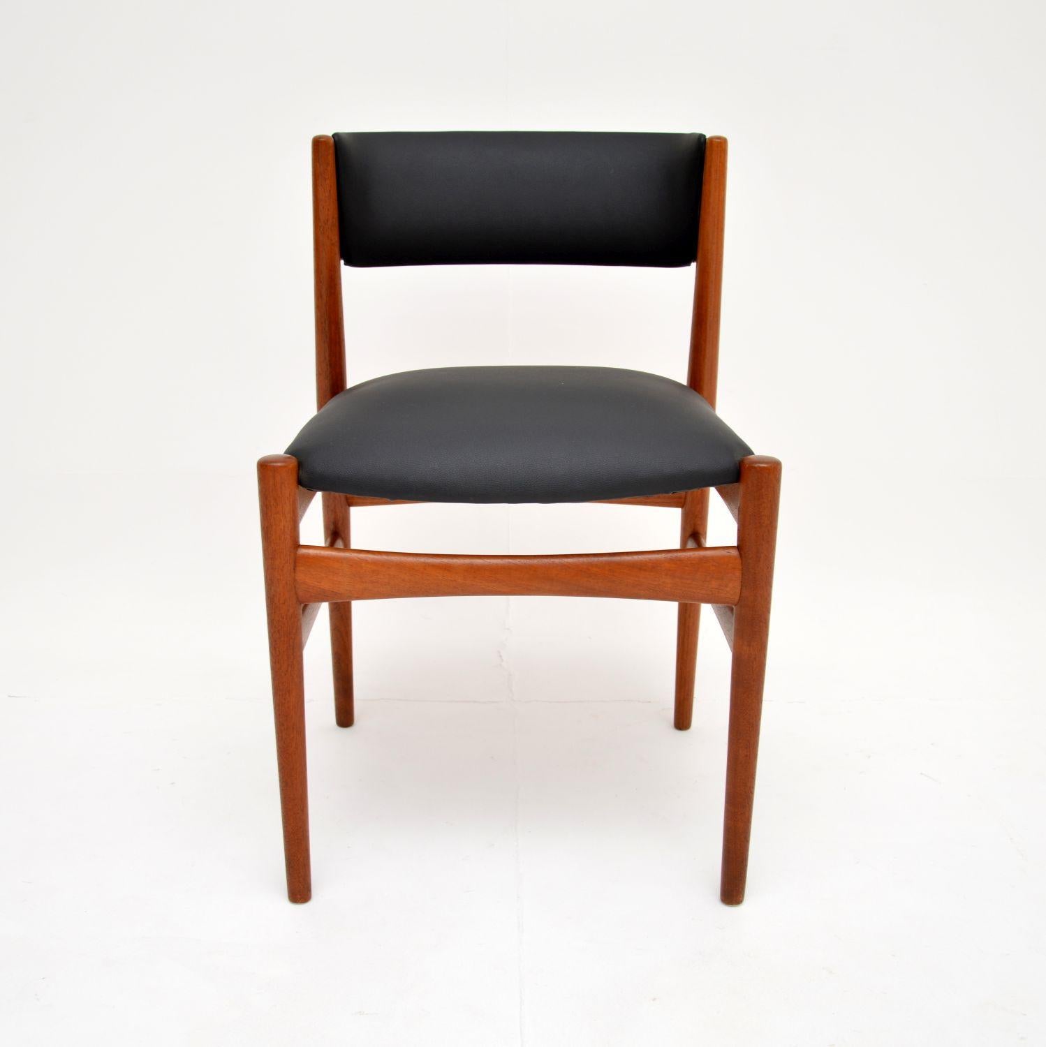 A beautifully designed vintage Danish chair in solid teak, this was made in the 1960’s.

It is of super quality and is very comfortable, as well as very stylish. This is perfect for use as an accent chair, desk chair or additional dining chair.

We
