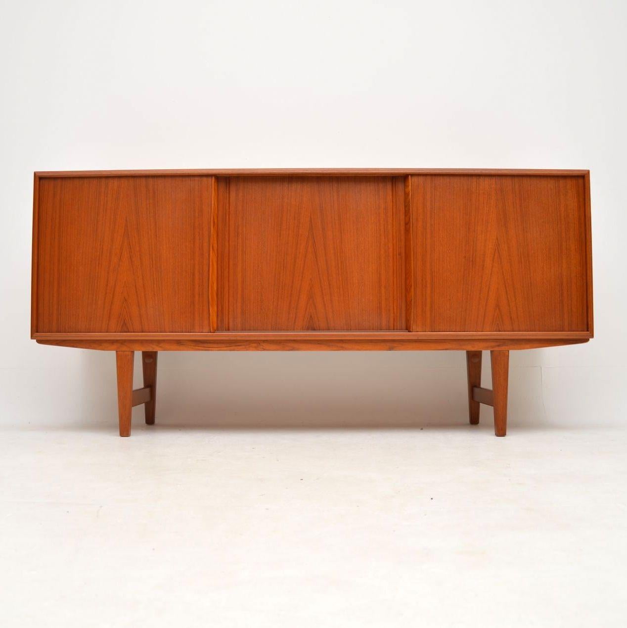 A superb vintage Danish sideboard in teak, this was made by Skovby and it dates from the 1960s. It’s of very good quality and is of great proportions. We have had this fully stripped and re-polished to a very high standard, the condition is superb
