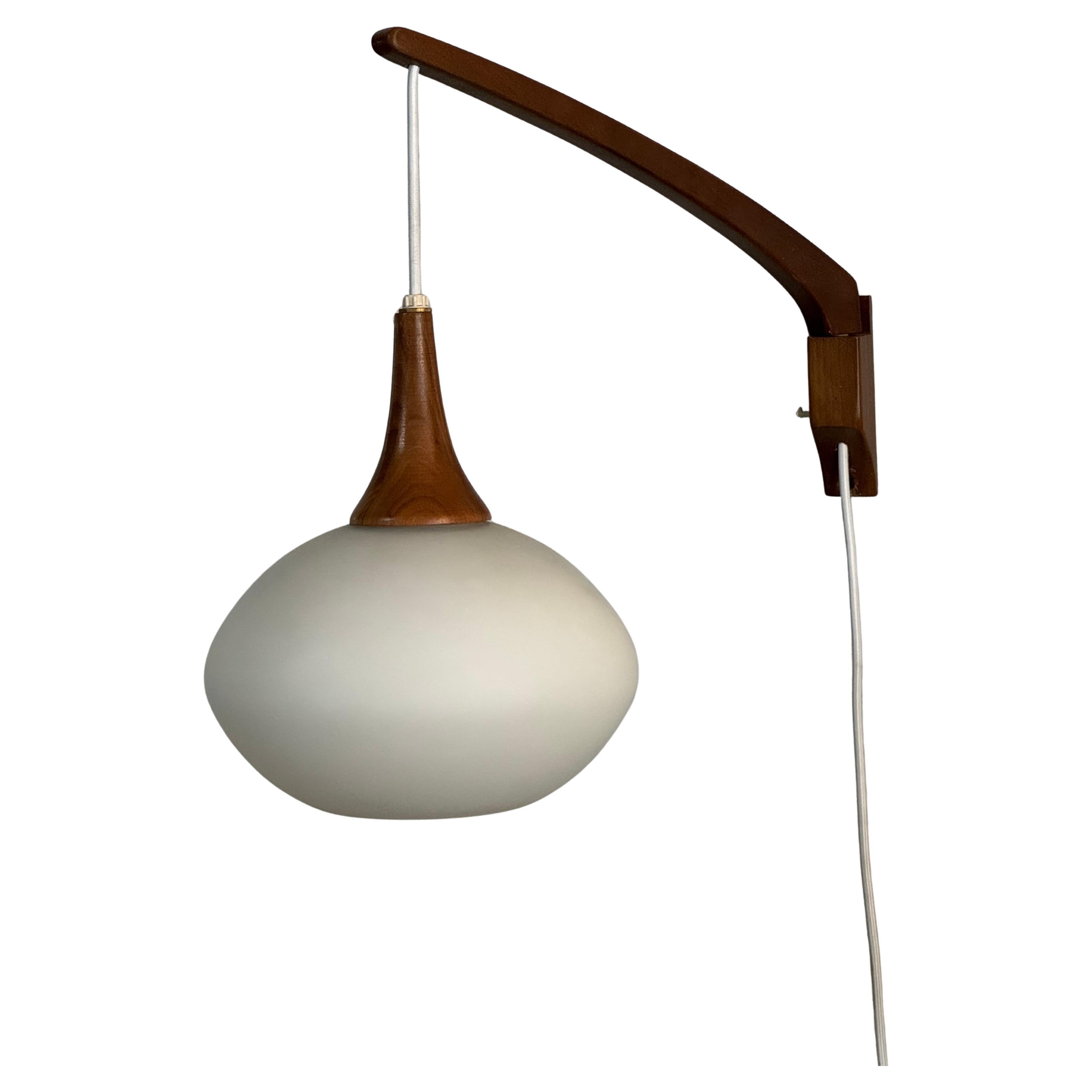 Lampe d'applique murale de lecture réglable en noyer et verre, danoise, années 1960