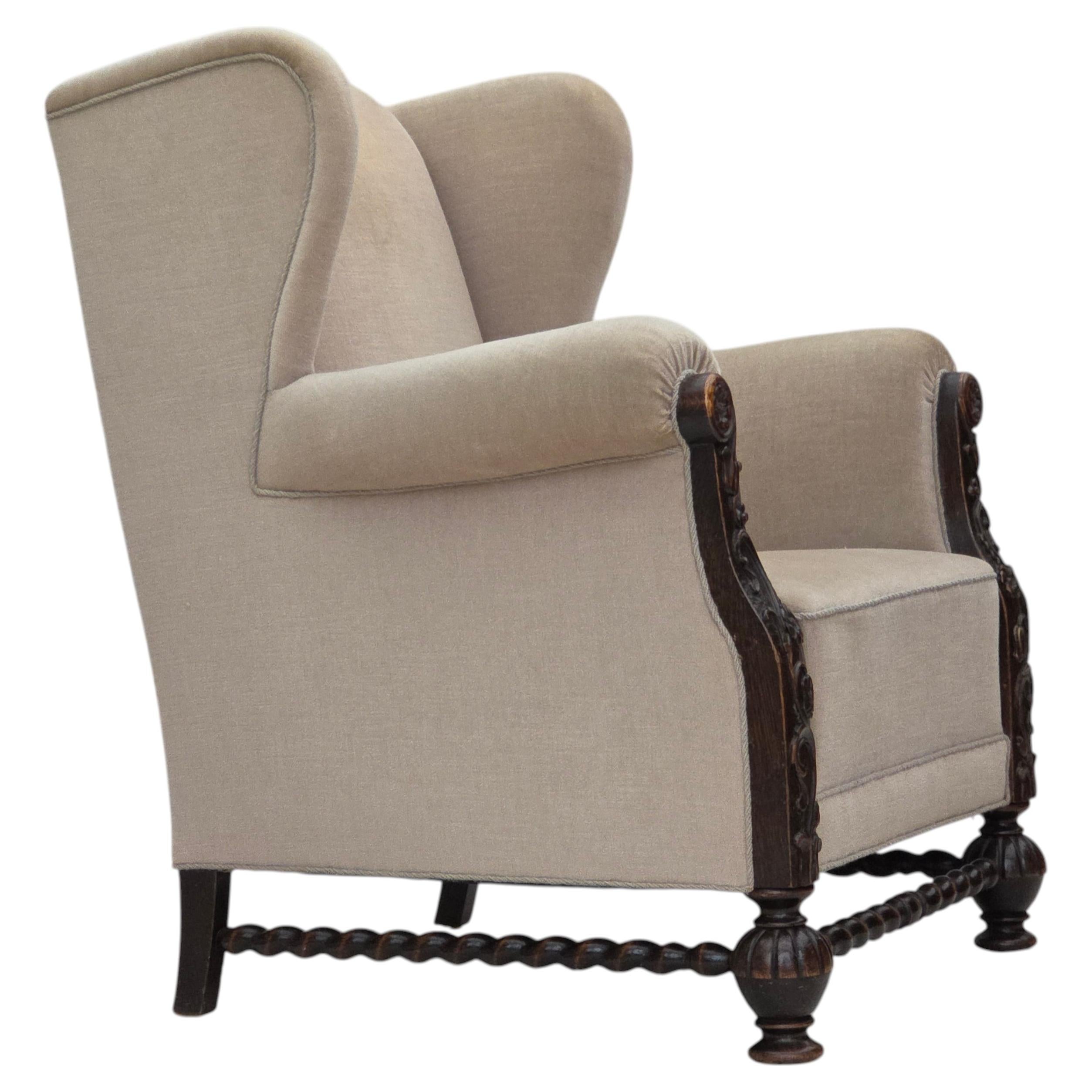 Fauteuil à oreilles danois des années 1960, velours d'ameublement, bois de chêne sculpté.
