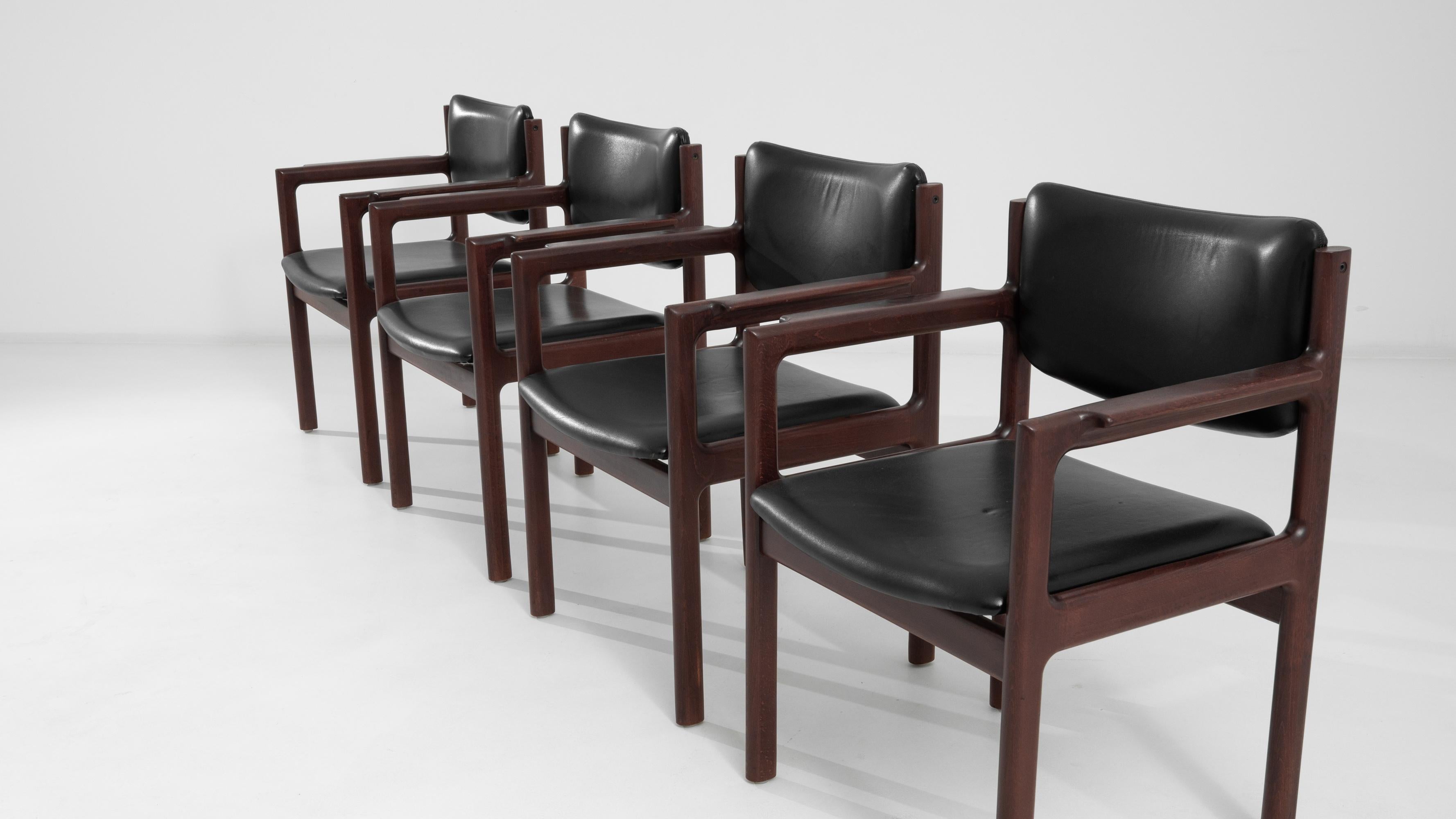 Juego de 4 sillones daneses de madera de los años 60 con asientos y respaldos de cuero siglo XX
