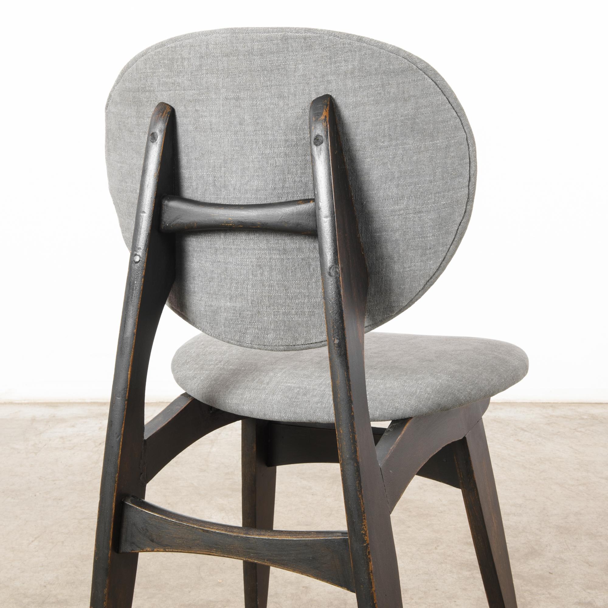 1960er Jahre Dänischer Holzstuhl mit gepolstertem Sitz und Rückenlehne im Angebot 9